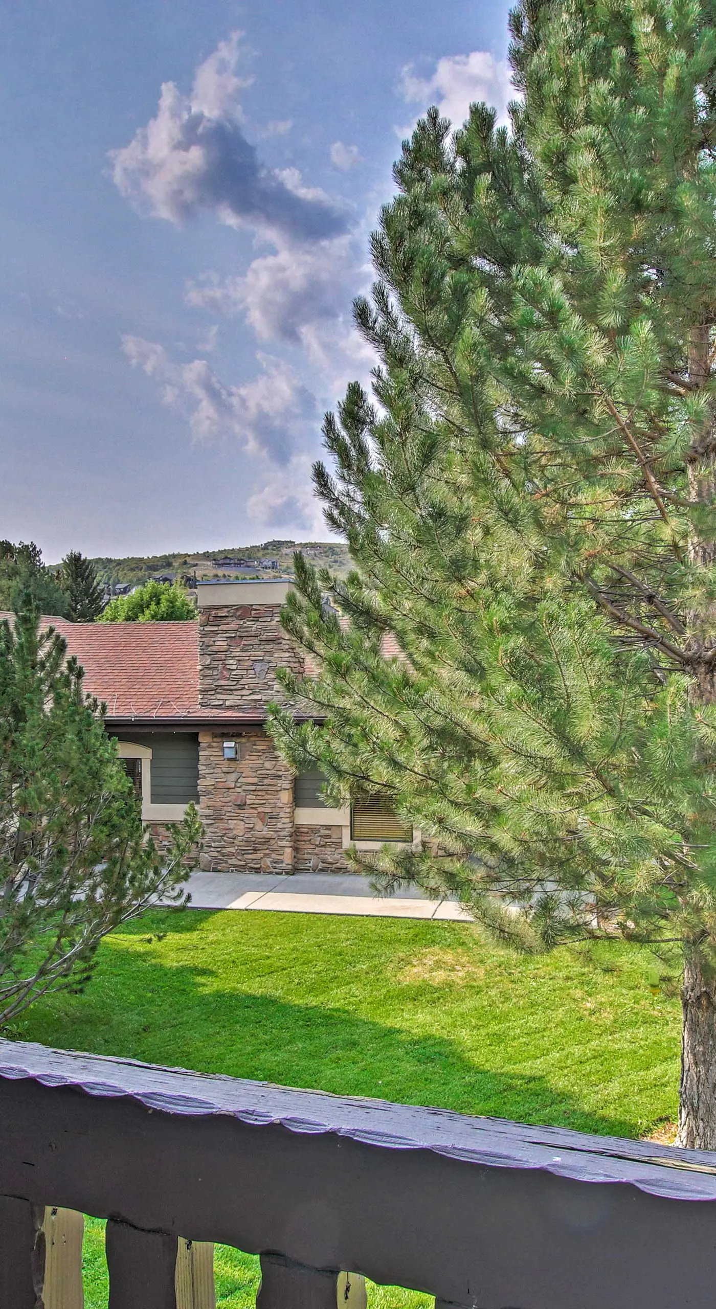 Contemporary Family Condo by Pineview Reservoir!