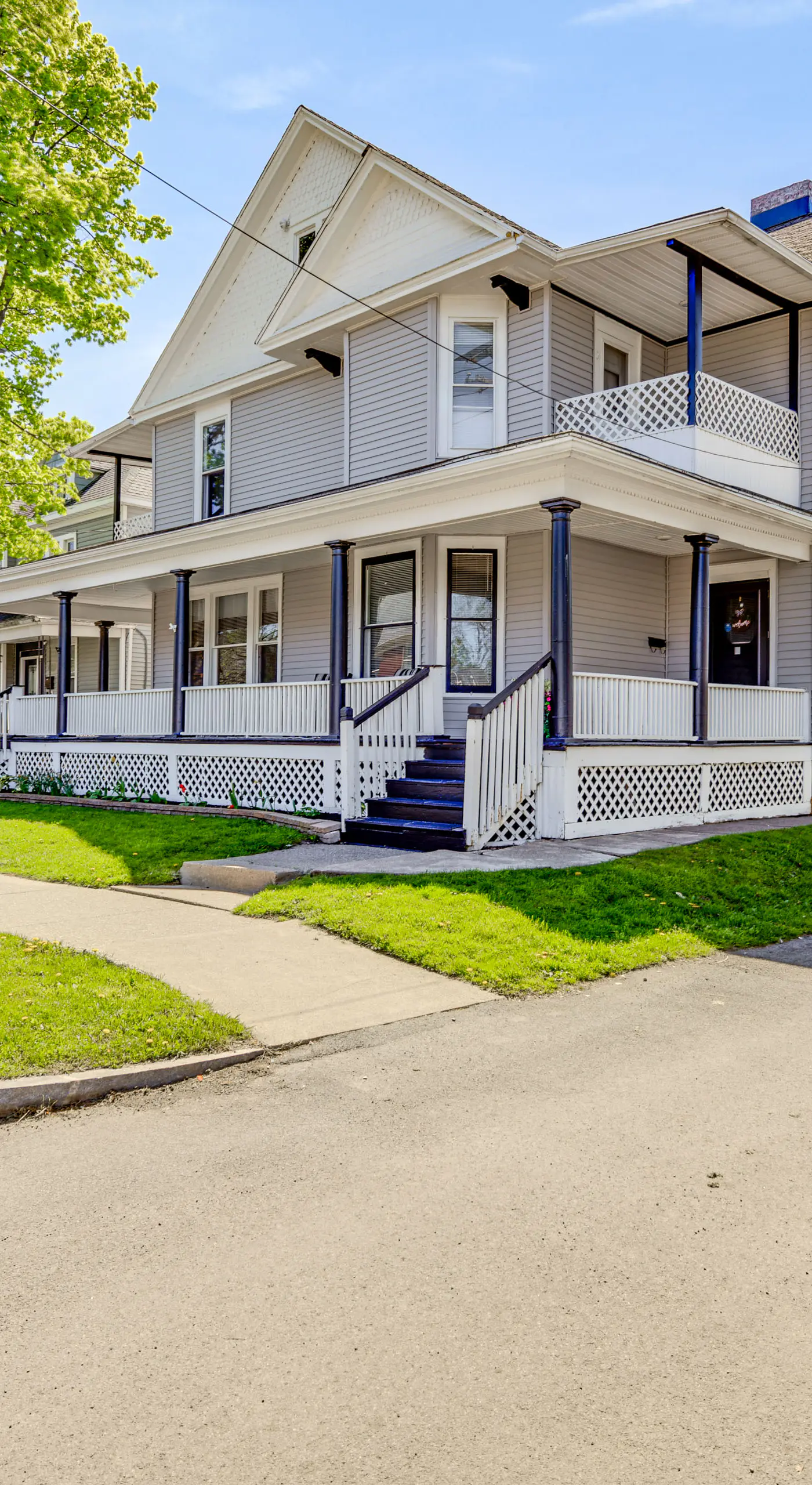 Walk to Niagara Falls! Family Home w/ Yard
