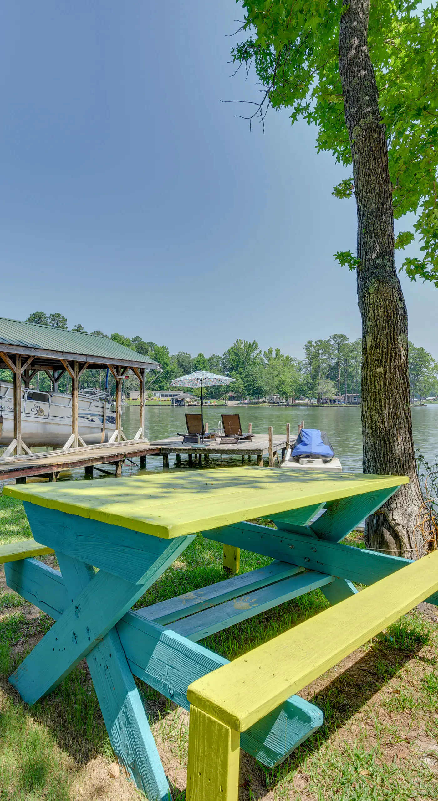 Lake Sinclair 'Crooked Creek Cottage' w/ Fire Pit!