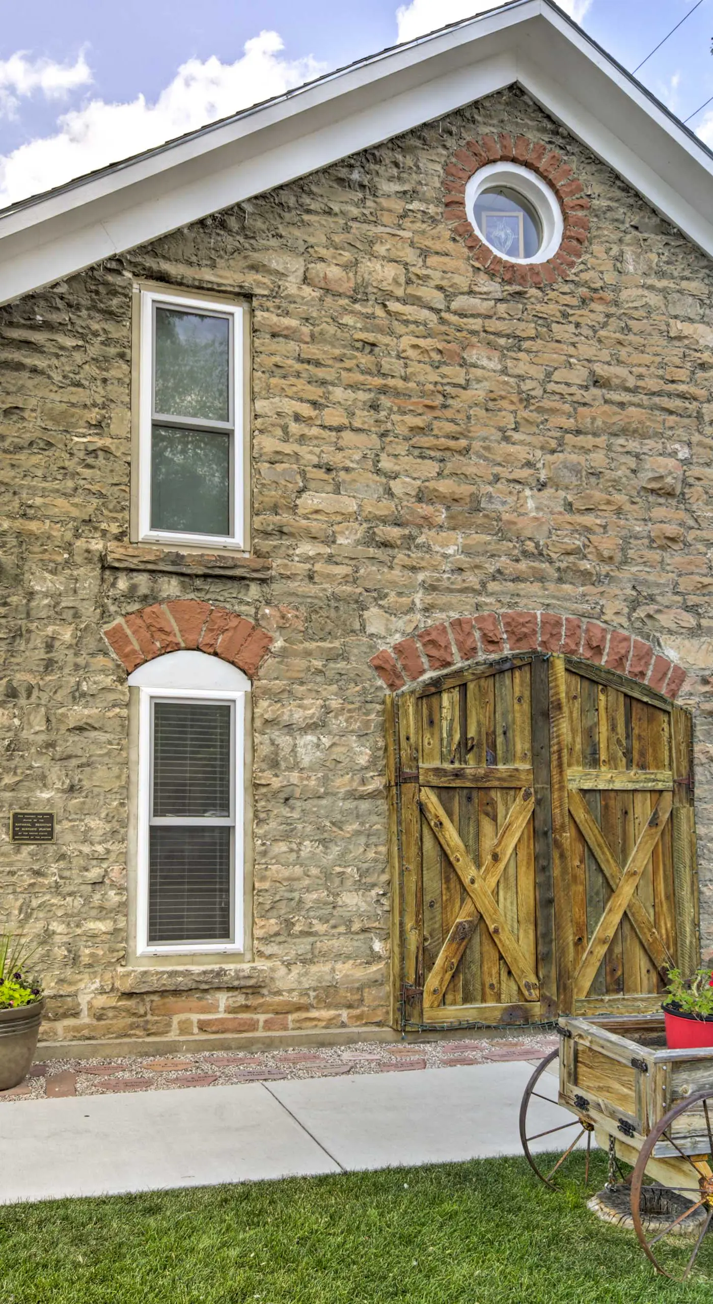 Charming Historic Condo - Walk to Downtown & UW