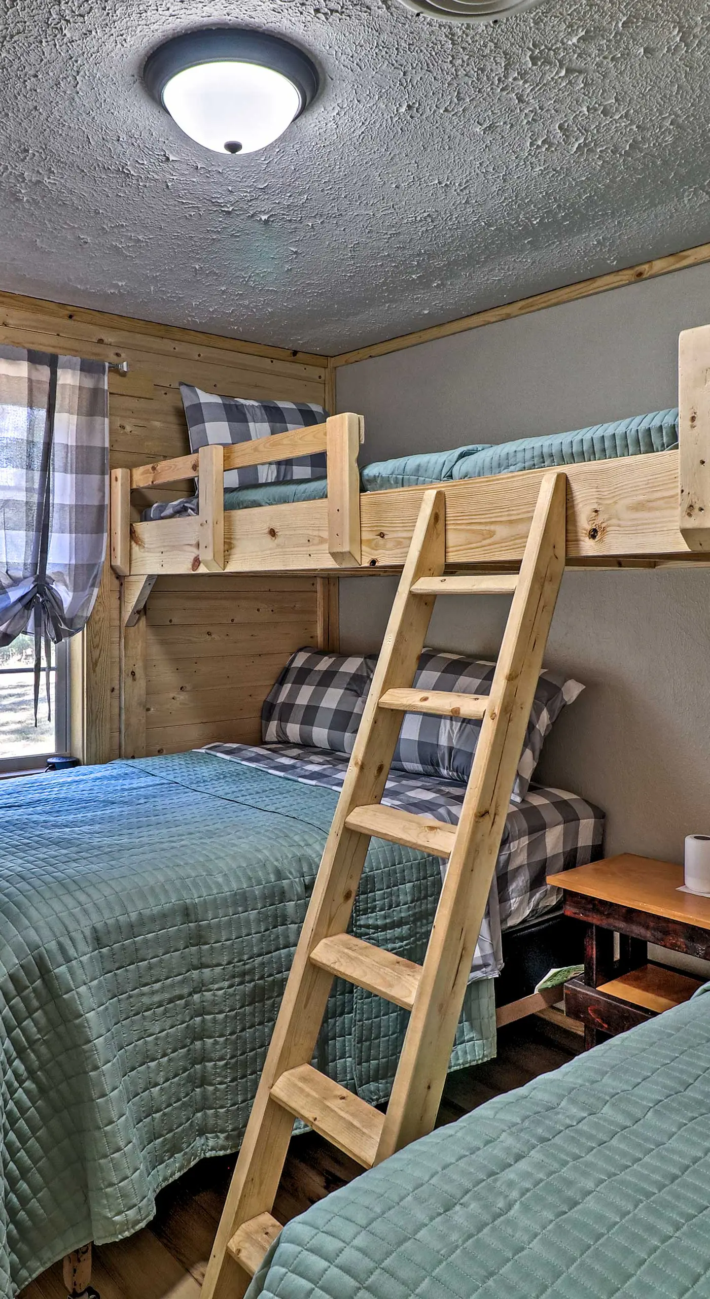 Cozy Cabin w/ Backyard Oasis: 11 Mi to Marina