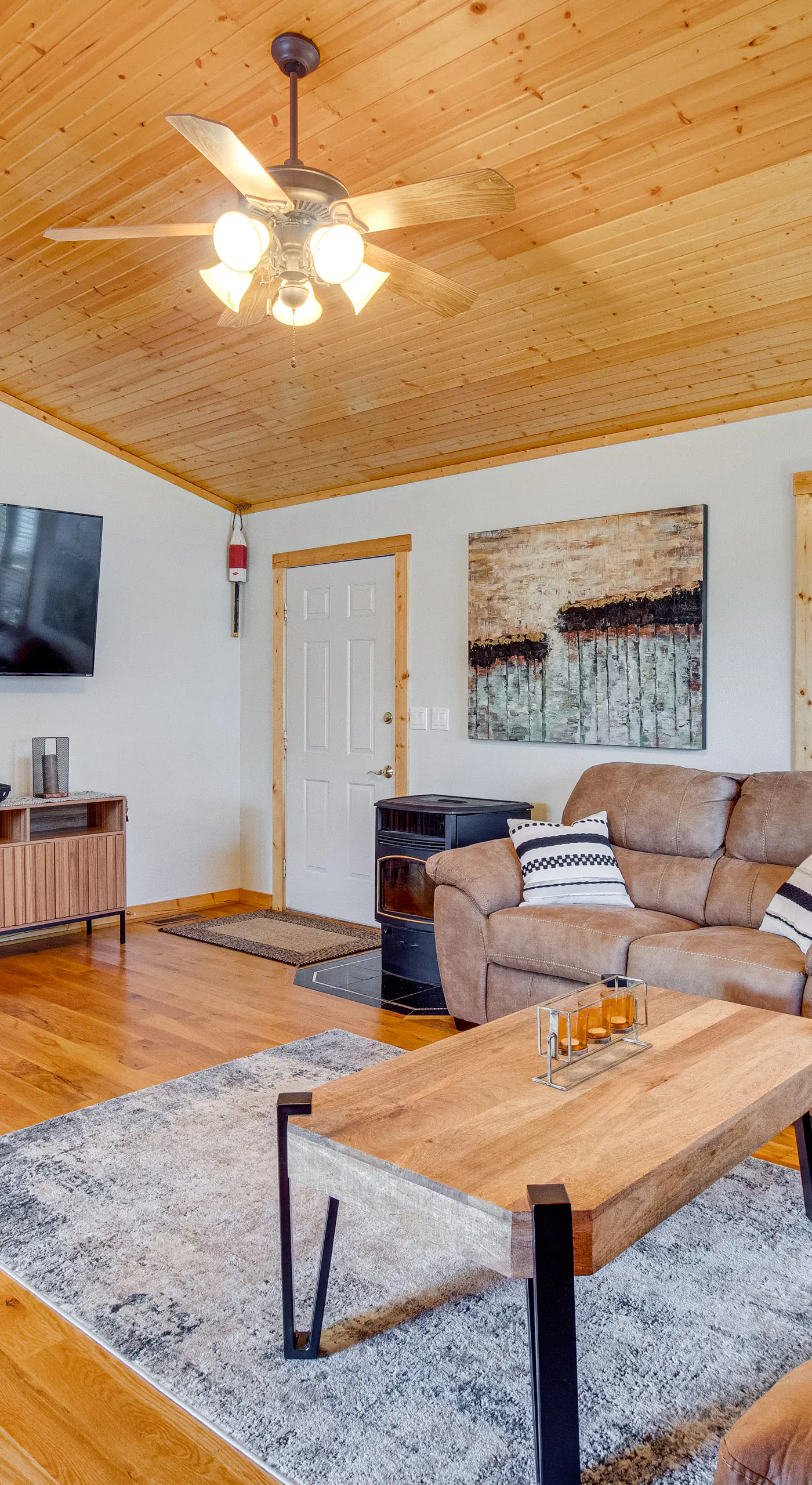 Norfork Lake Access: Cabin w/ Deck & Water View!