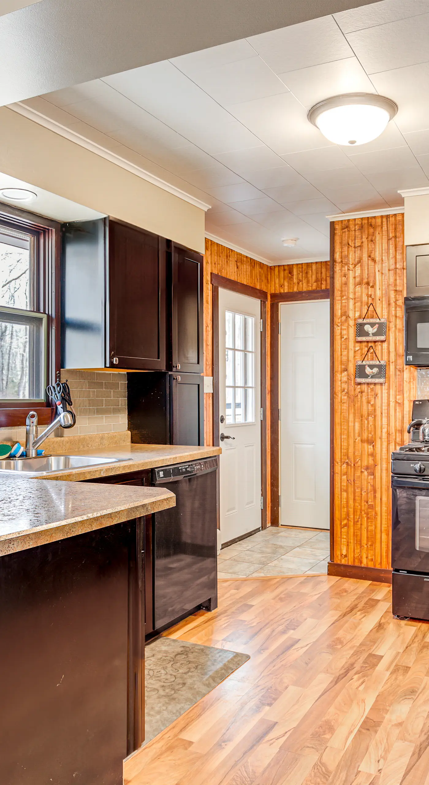 Hayward Home w/ Private Deck, Fire Pit & Kayak!