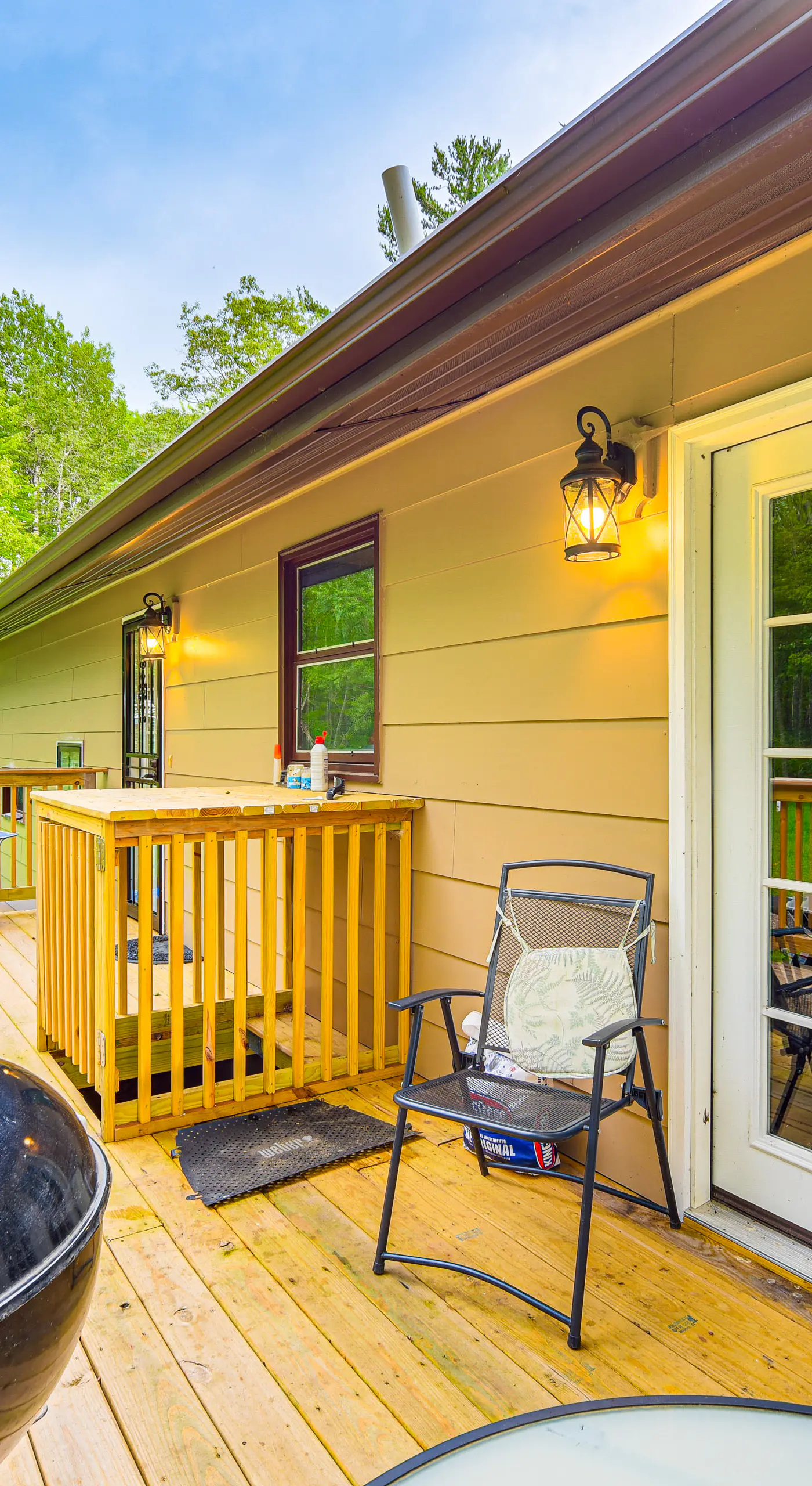 Hayward Home w/ Private Deck, Fire Pit & Kayak!