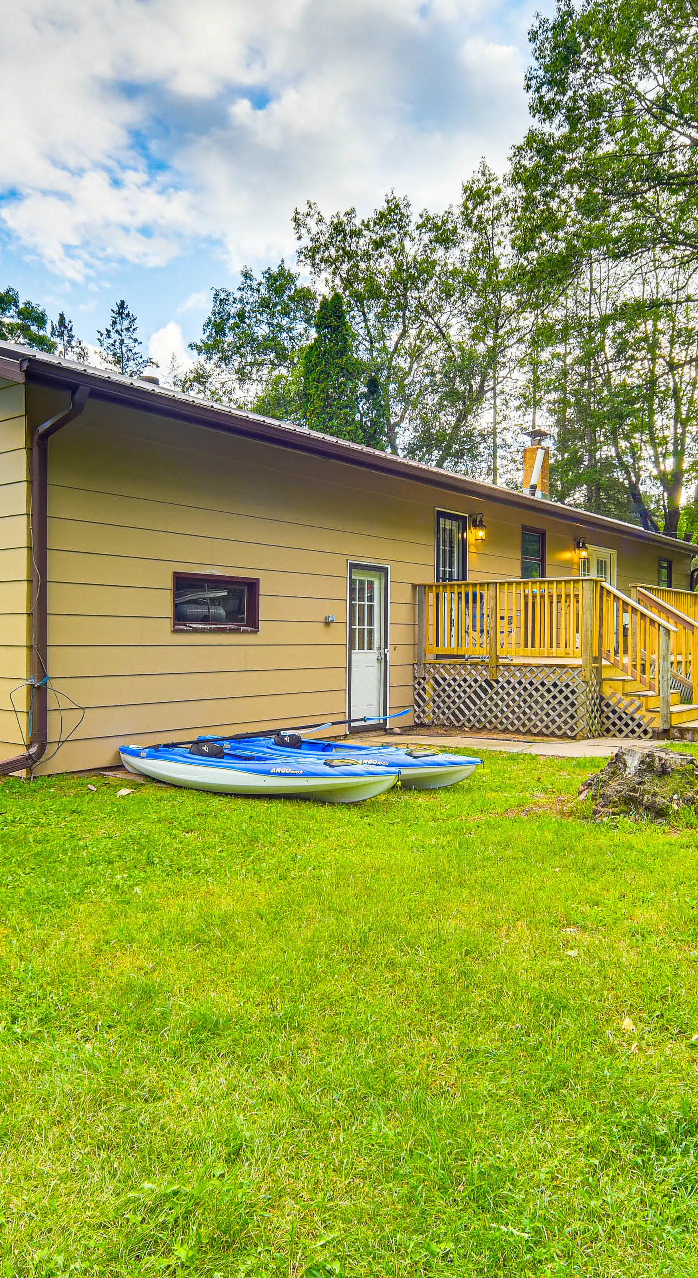 Hayward Home w/ Private Deck, Fire Pit & Kayak!