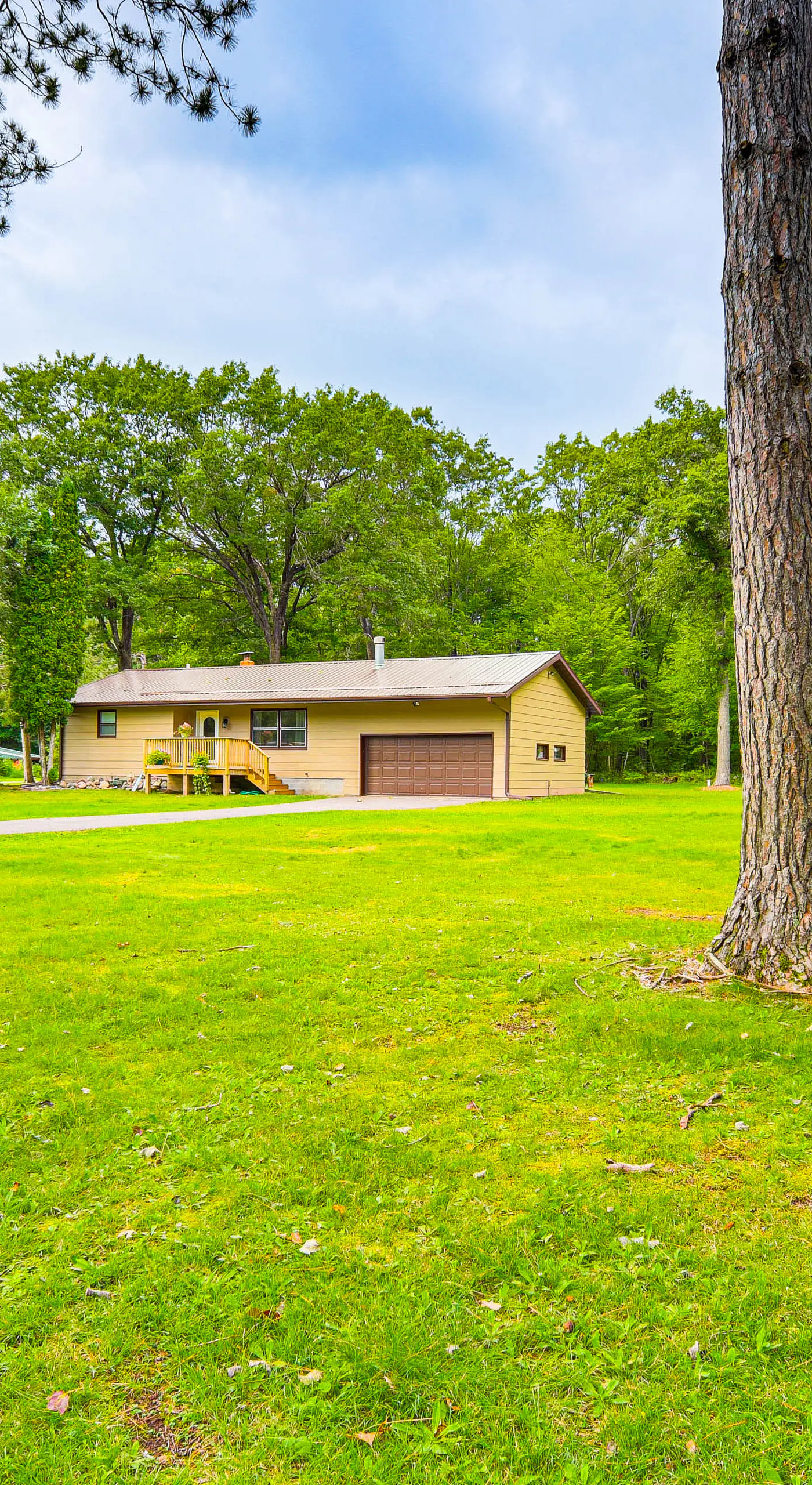 Hayward Home w/ Private Deck, Fire Pit & Kayak!