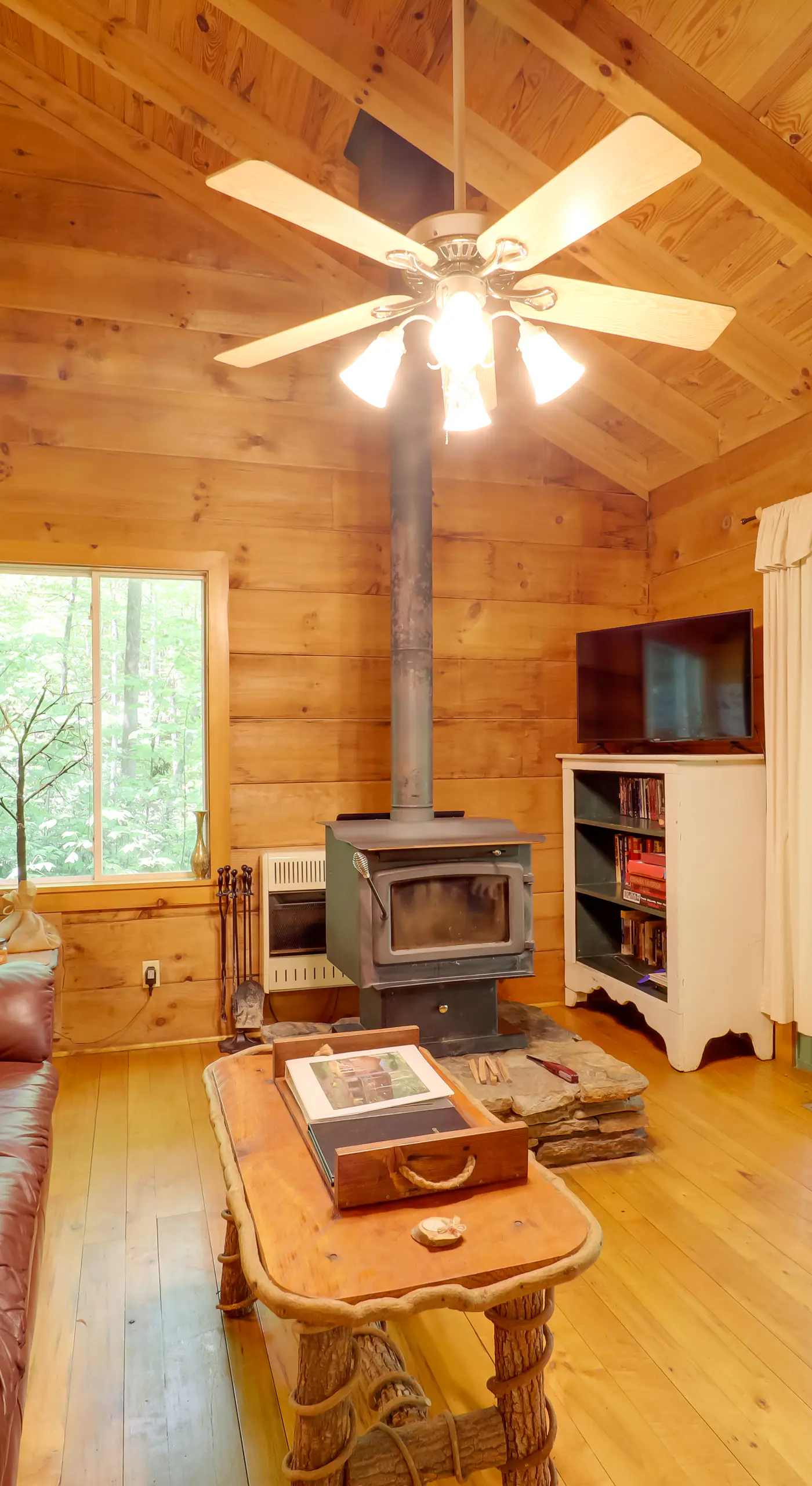 Hot Tub & Trail Access: 92-Acre Retreat in Marion!