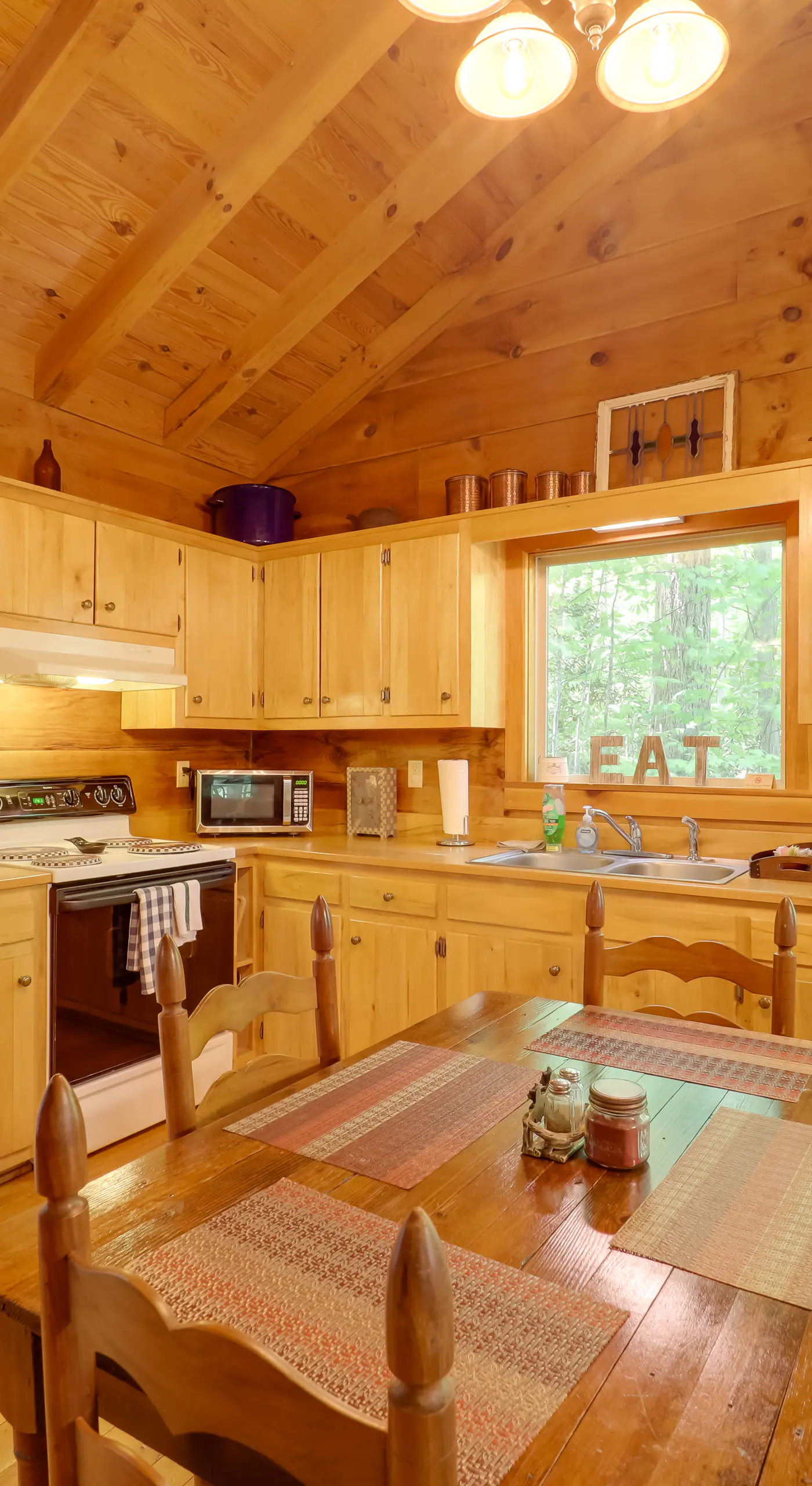 Hot Tub & Trail Access: 92-Acre Retreat in Marion!