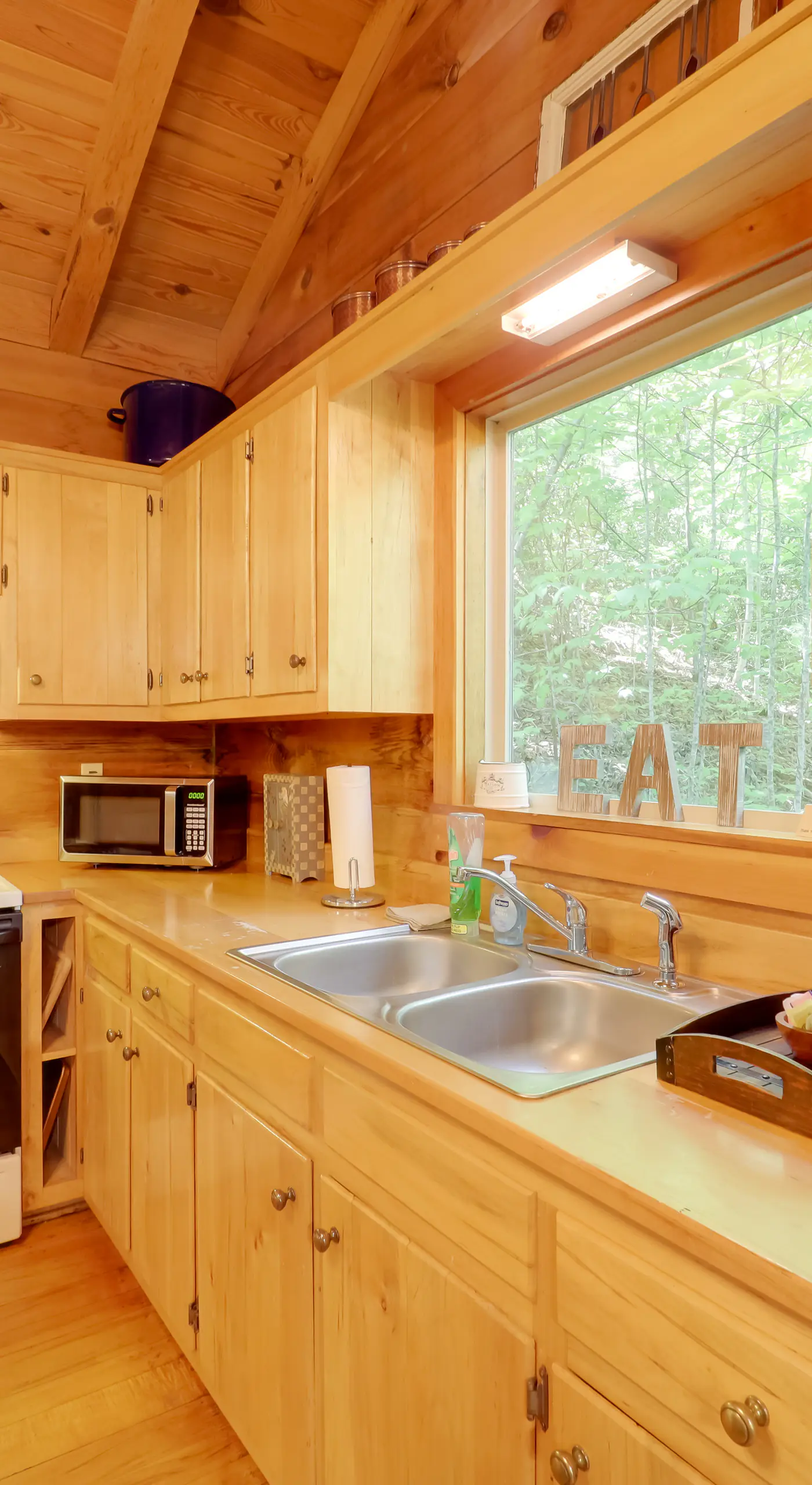 Hot Tub & Trail Access: 92-Acre Retreat in Marion!