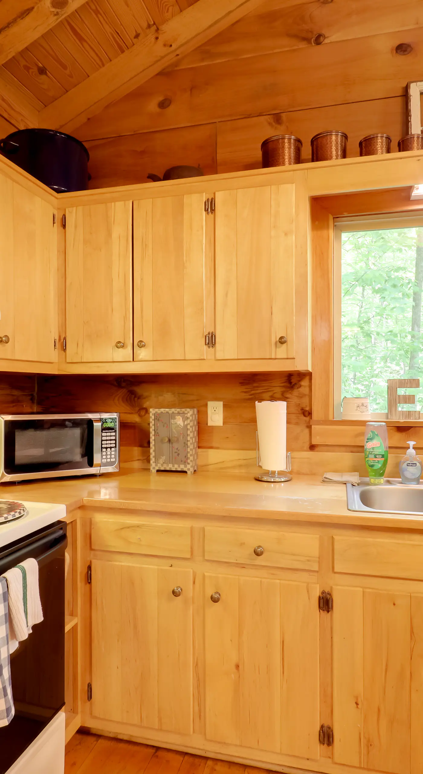 Hot Tub & Trail Access: 92-Acre Retreat in Marion!
