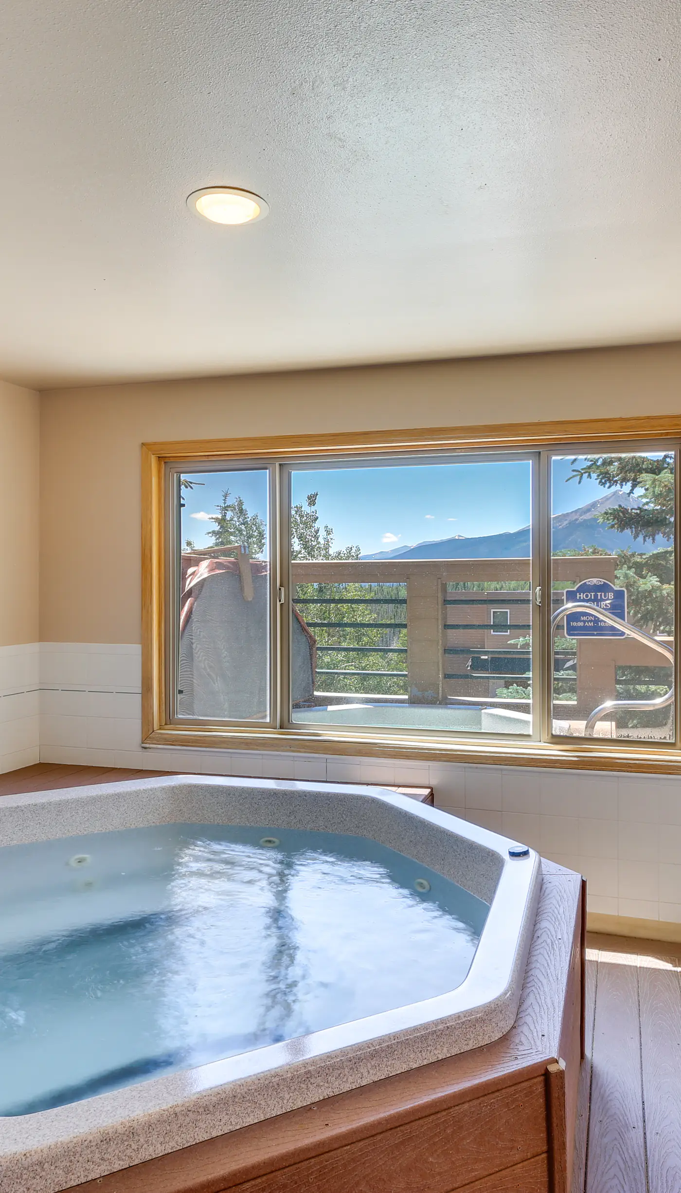 Stunning Mountain Views: Silverthorne Condo!