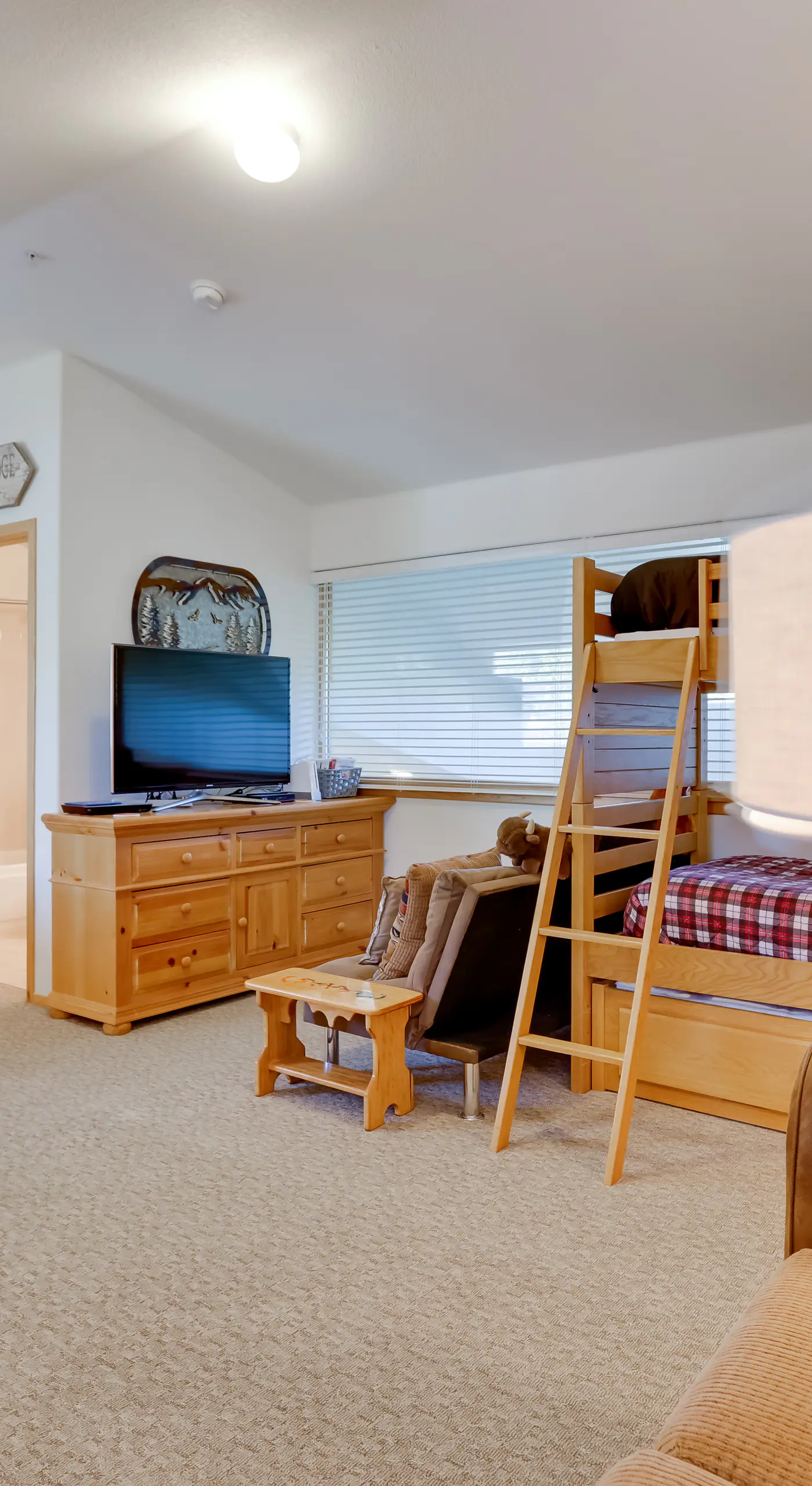 10 Mi to Keystone Slopes: Mtn-View Condo!
