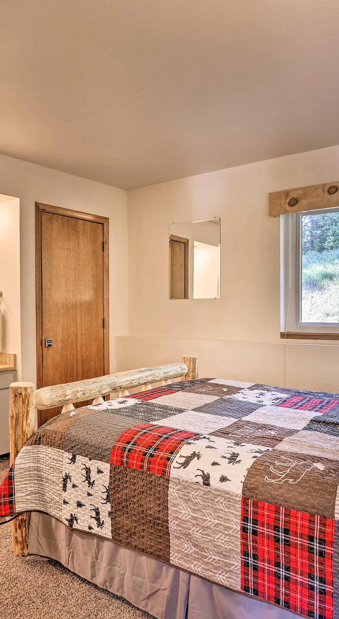 Silverthorne Condo w/ Views ~ 11 Mi to Ski Slopes