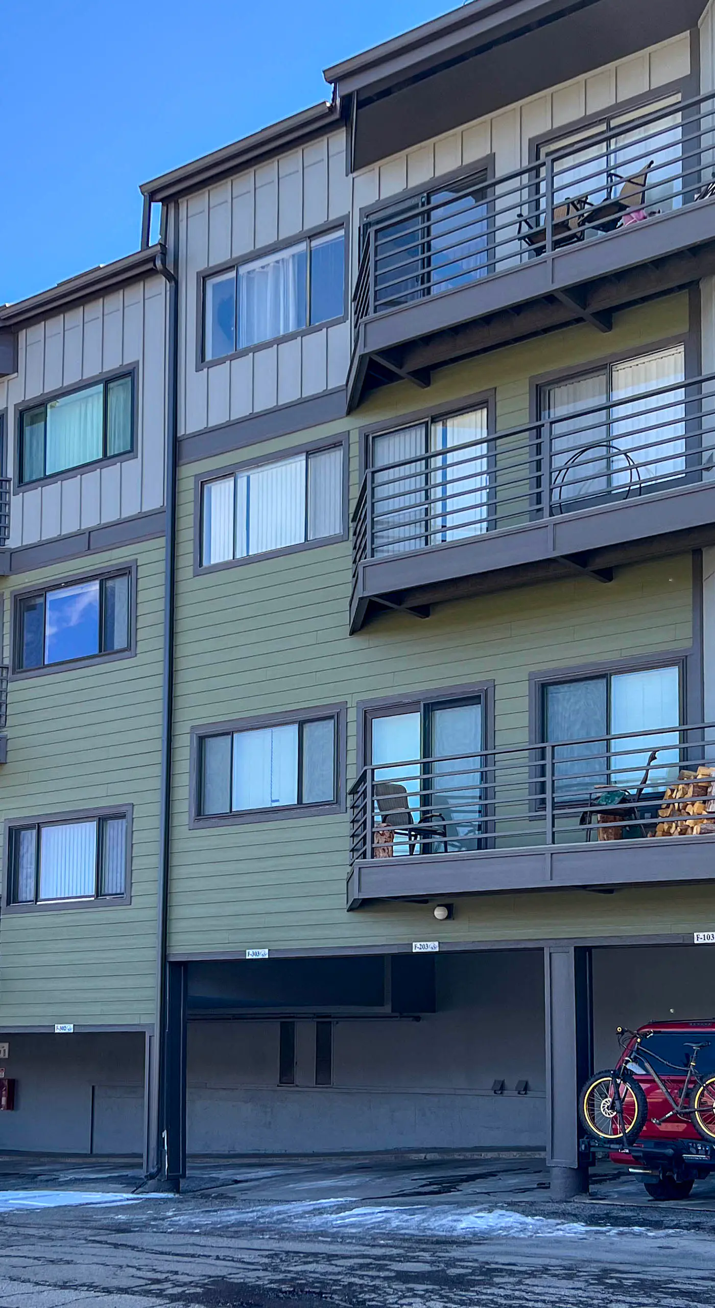 Silverthorne Condo w/ Views ~ 11 Mi to Ski Slopes