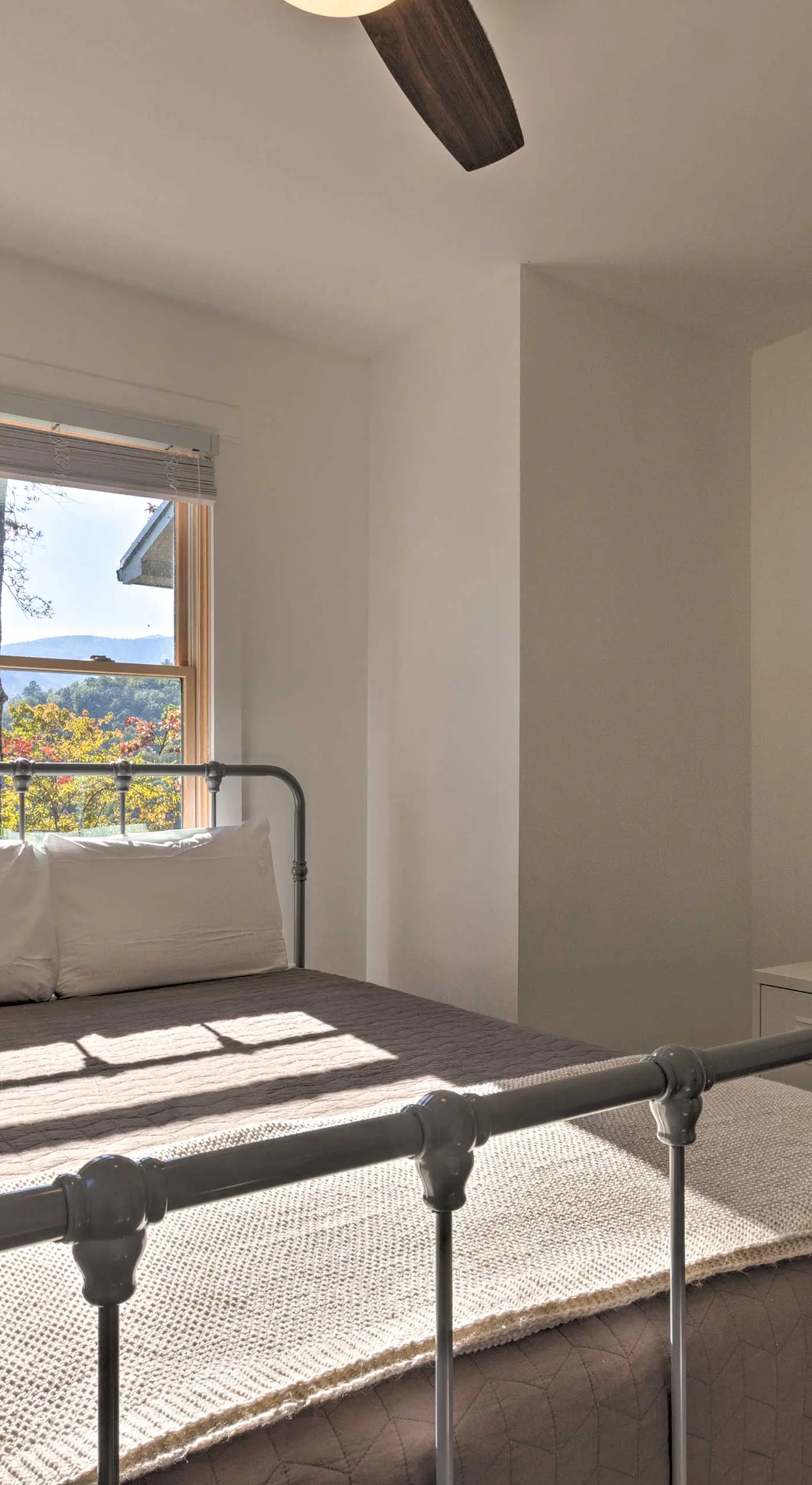 Panoramic Mtn Views & Hot Tub! Secluded Marion Gem