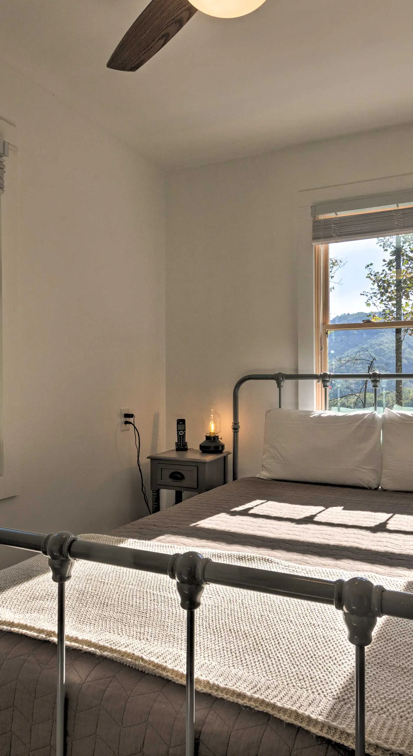 Panoramic Mtn Views & Hot Tub! Secluded Marion Gem