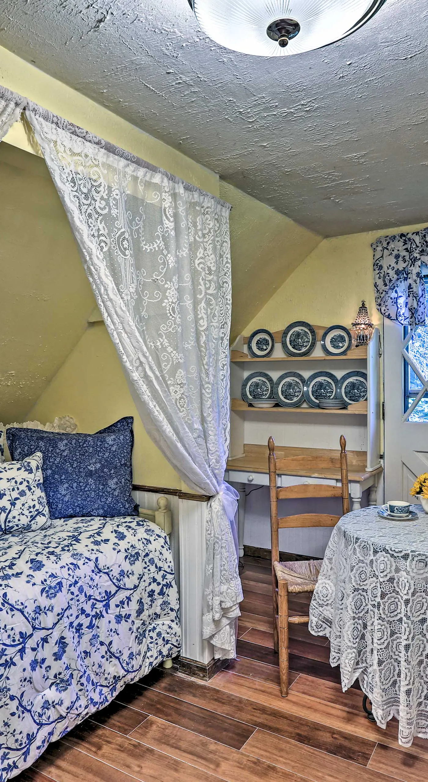 ‘Chicago Creek B & B‘: 1 Mi to Mt Blue Sky!
