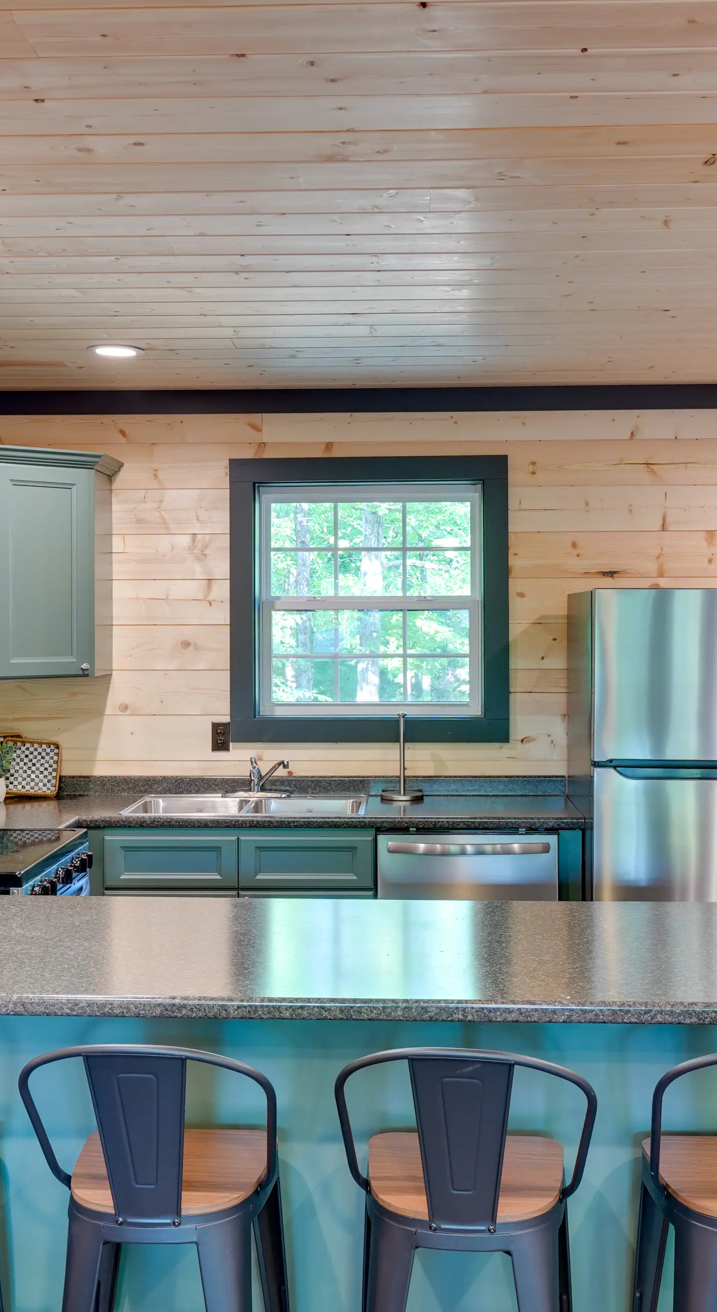 Steps to Lake! Pet-Friendly Murray Retreat w/ Deck