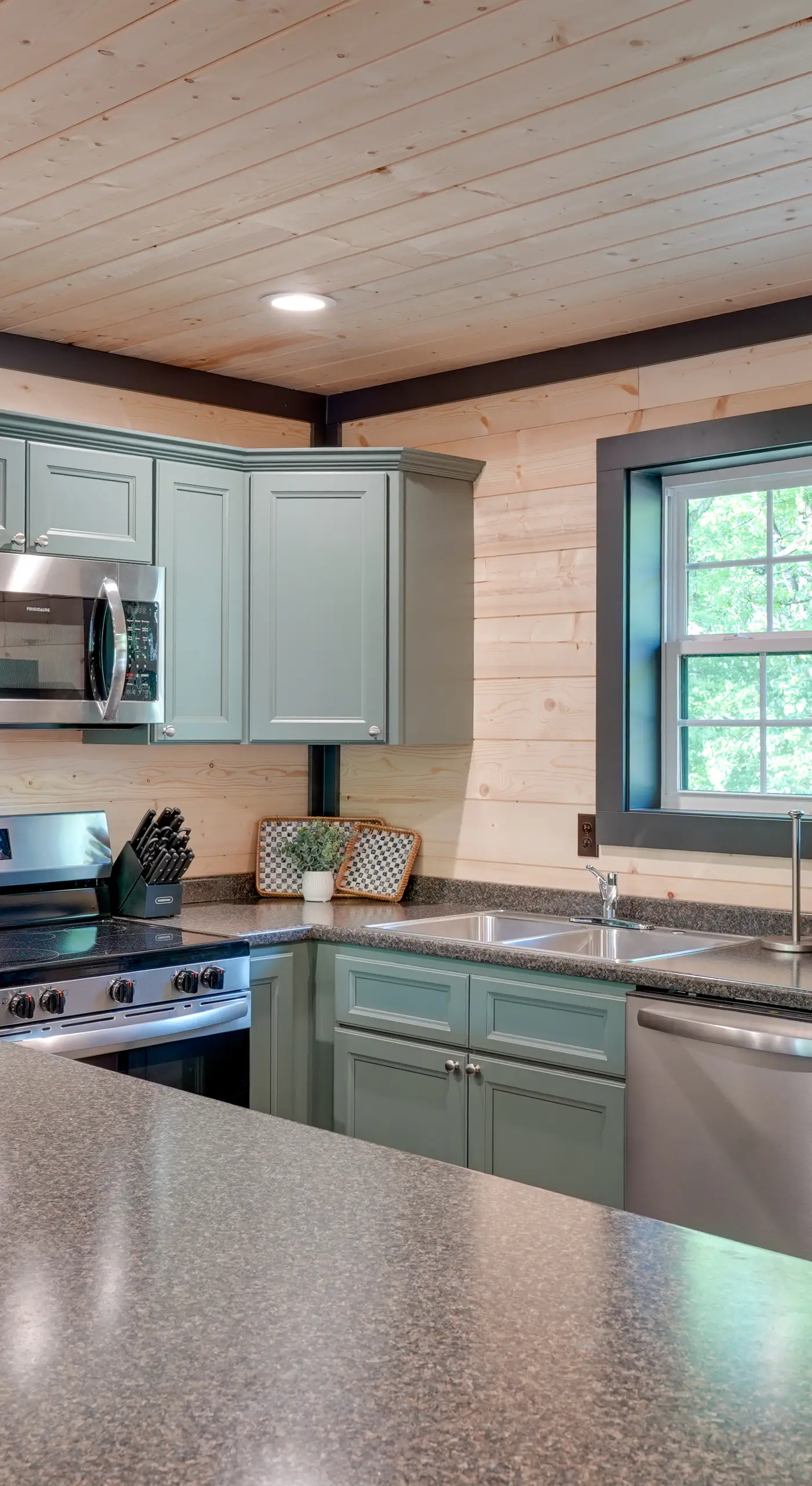 Steps to Lake! Pet-Friendly Murray Retreat w/ Deck