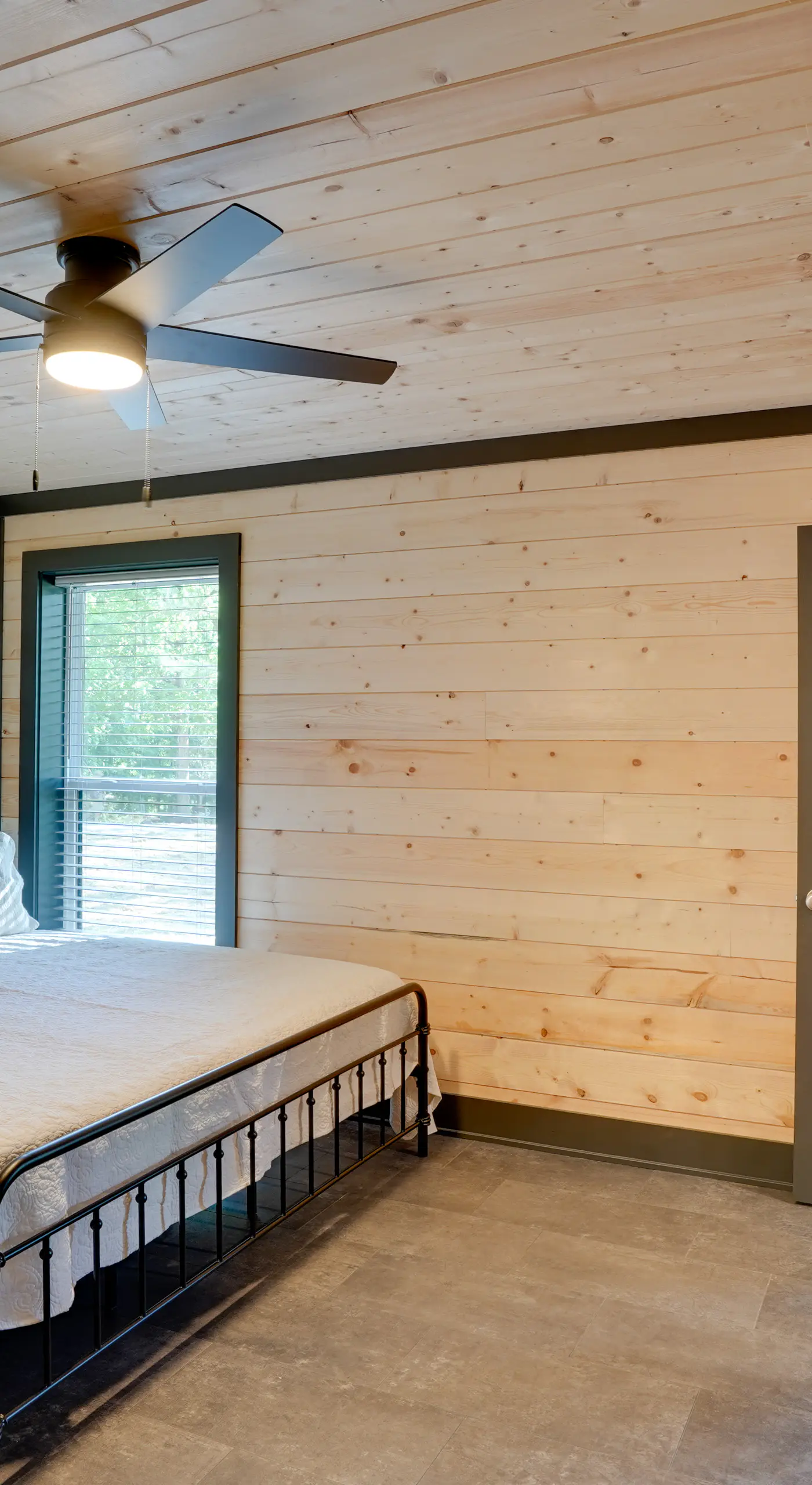 Steps to Lake! Pet-Friendly Murray Retreat w/ Deck