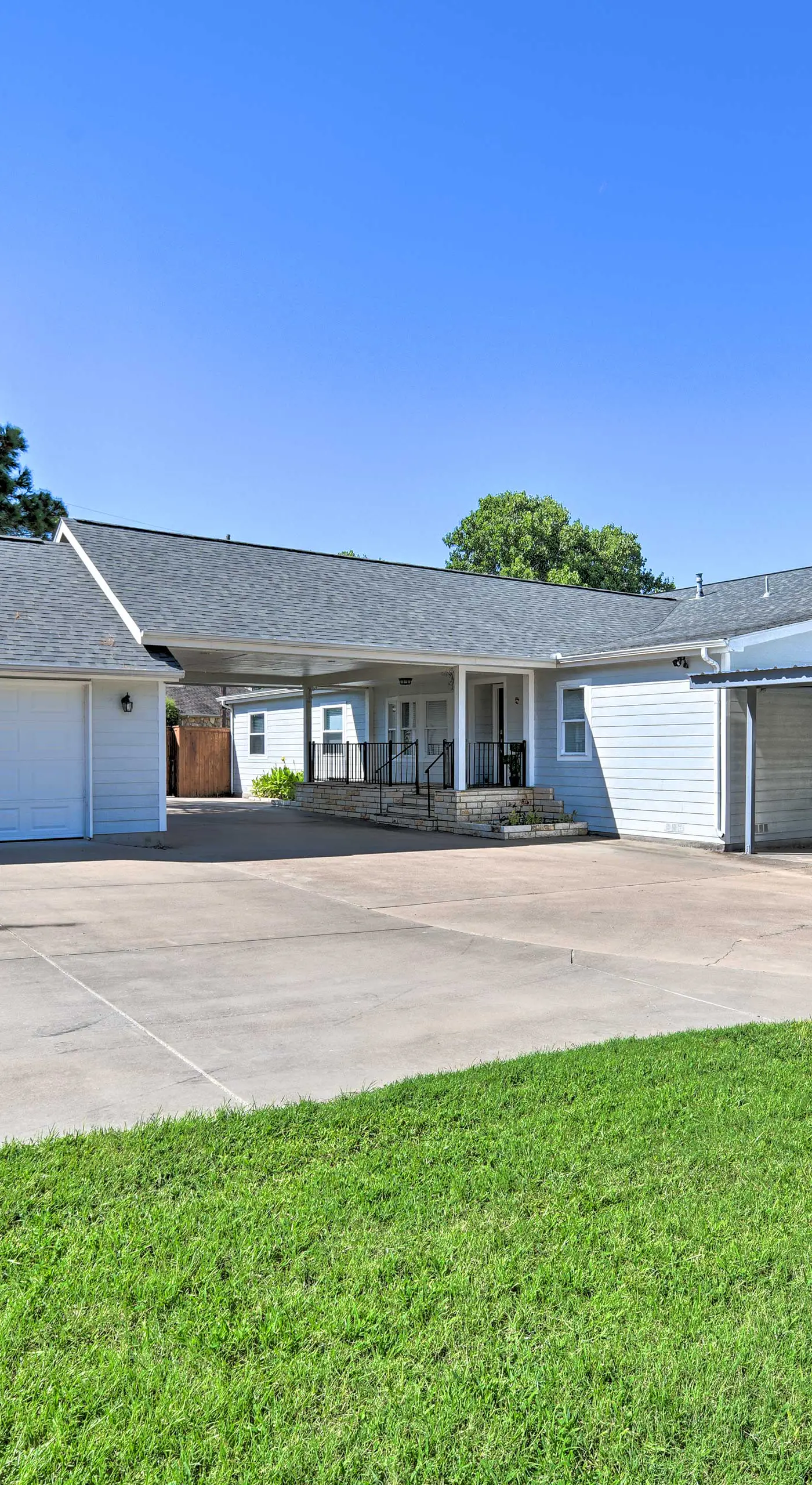 Spacious Granbury Home w/ Lakefront Outdoor Oasis!
