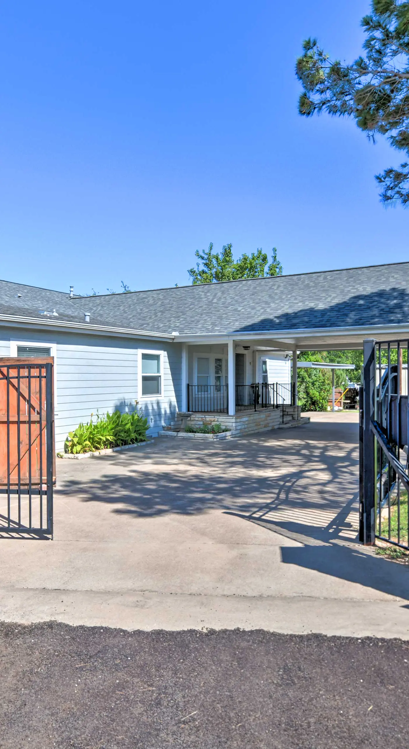 Spacious Granbury Home w/ Lakefront Outdoor Oasis!