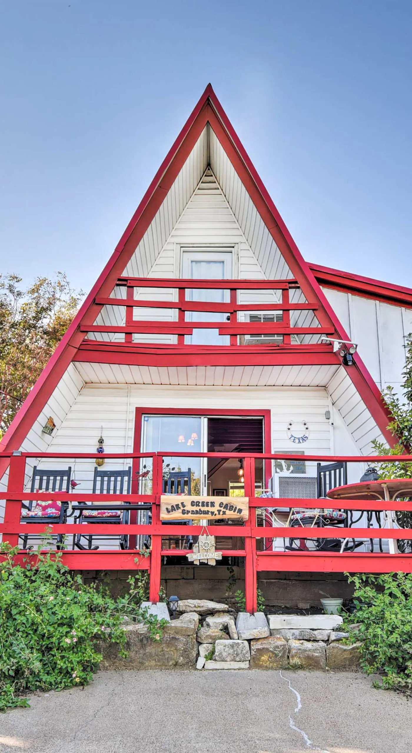 Steps to Lake! Charming Cabin: Pool Access & Decks