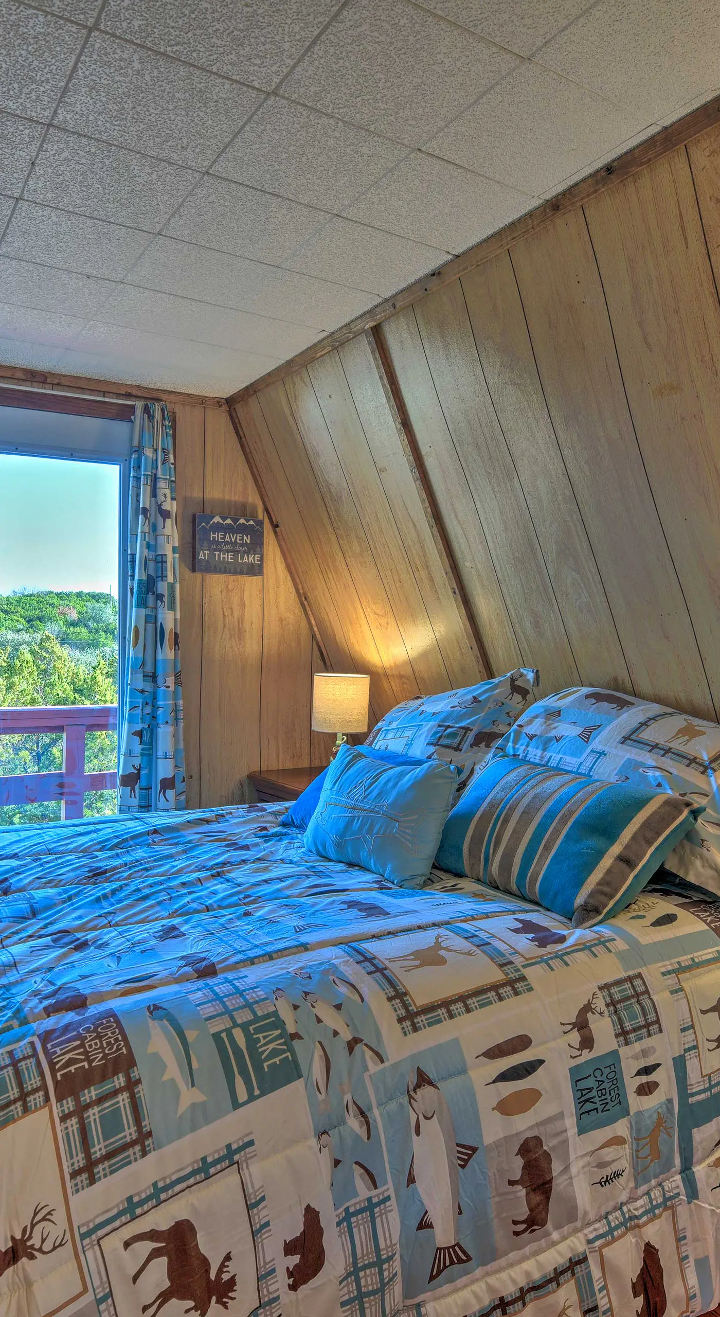 Steps to Lake! Charming Cabin: Pool Access & Decks