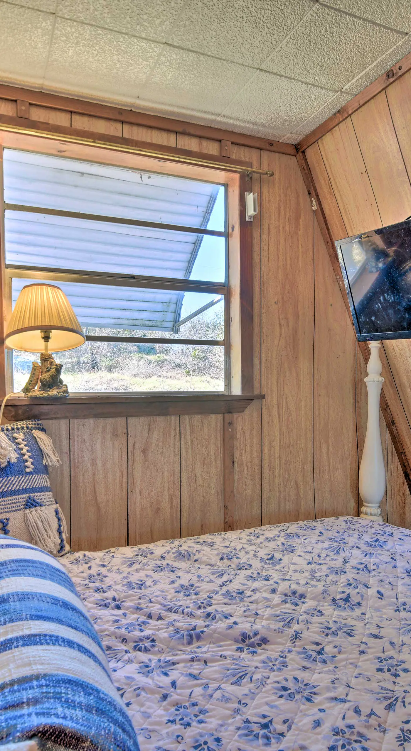 Steps to Lake! Charming Cabin: Pool Access & Decks