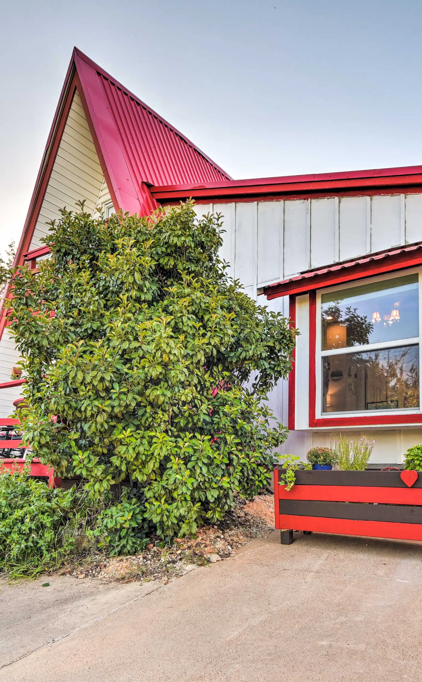 Steps to Lake! Charming Cabin: Pool Access & Decks