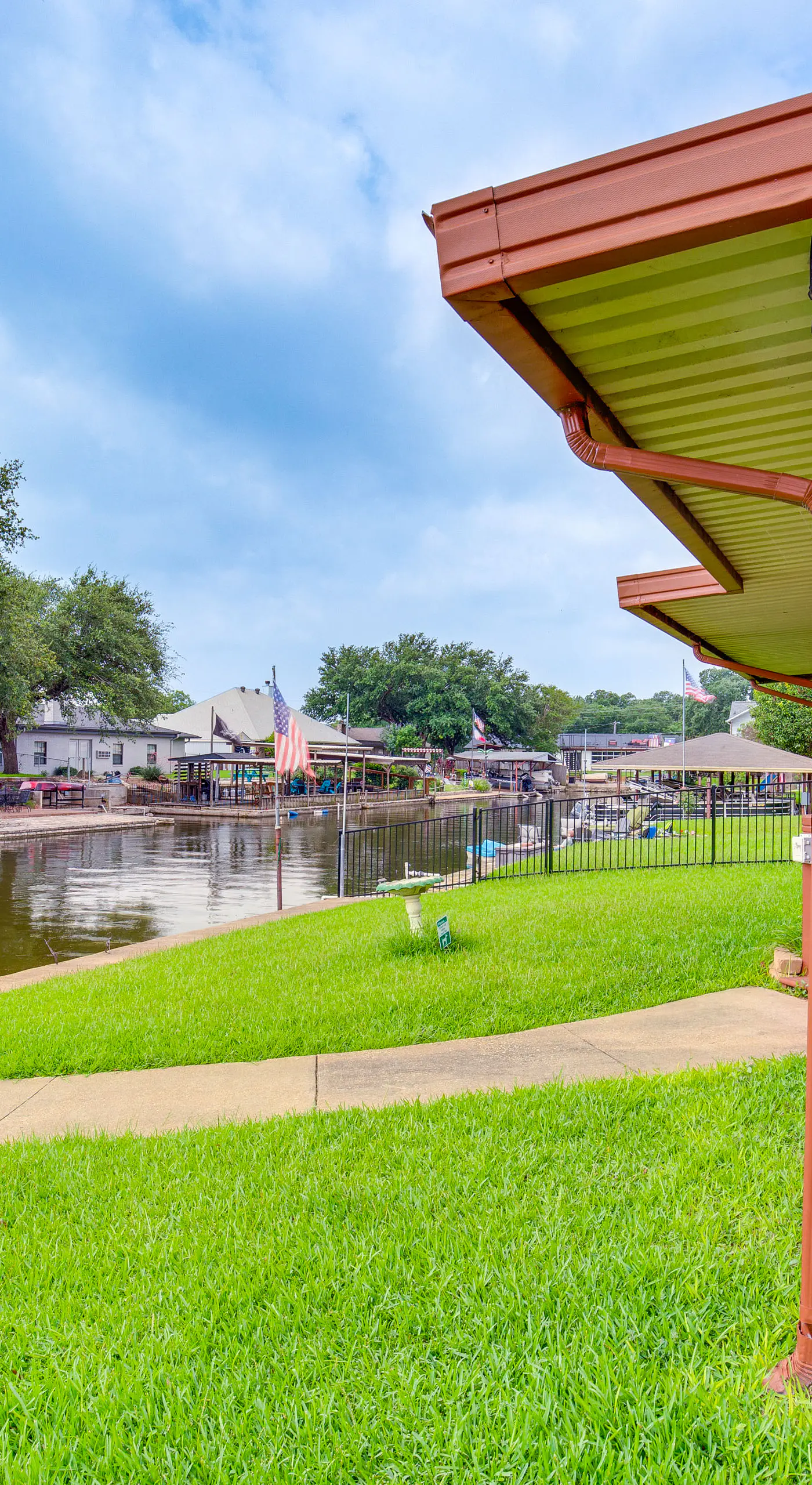 Home on Lake Granbury w/ Hot Tub: 5 Mi to Dtwn!