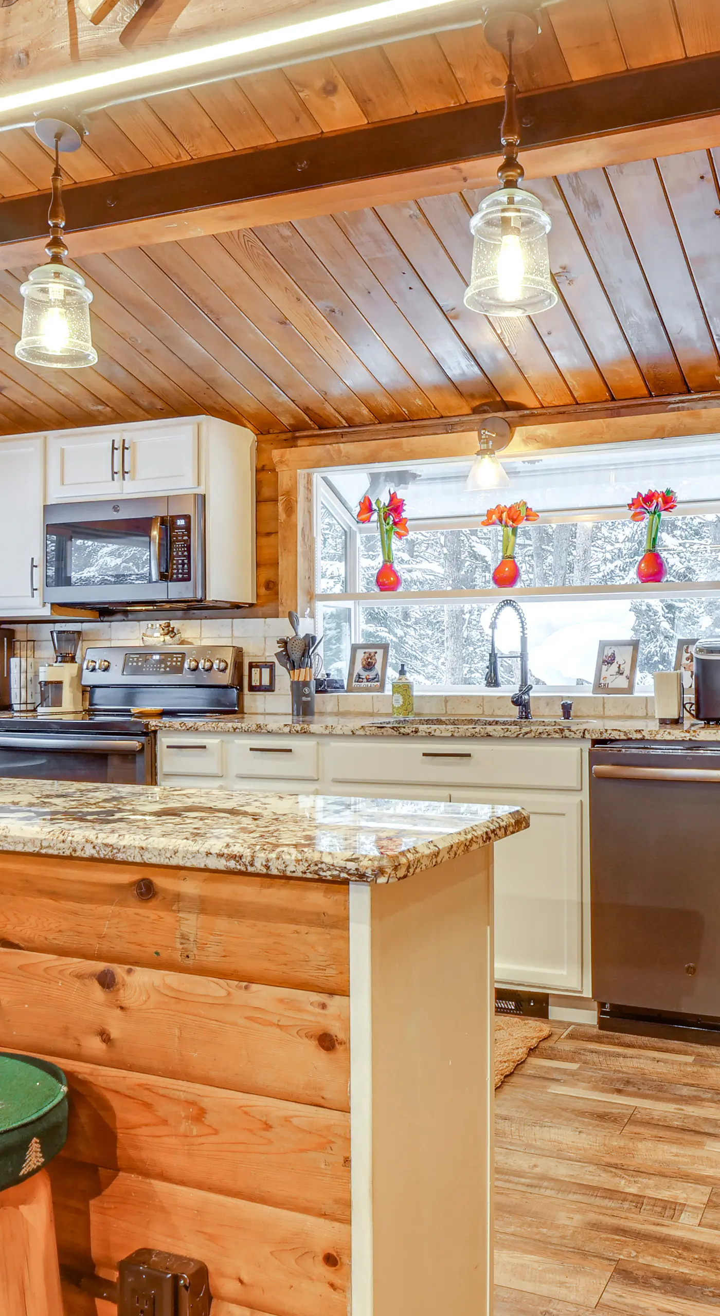 5 Mi to Breckenridge Ski Resort: Cozy Wood Cabin!