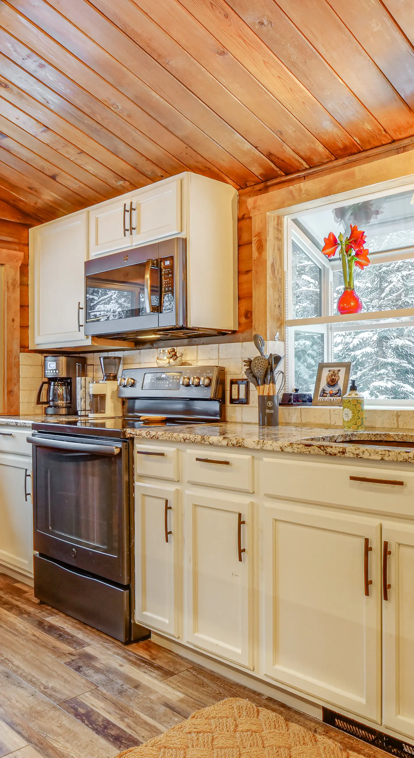 5 Mi to Breckenridge Ski Resort: Cozy Wood Cabin!