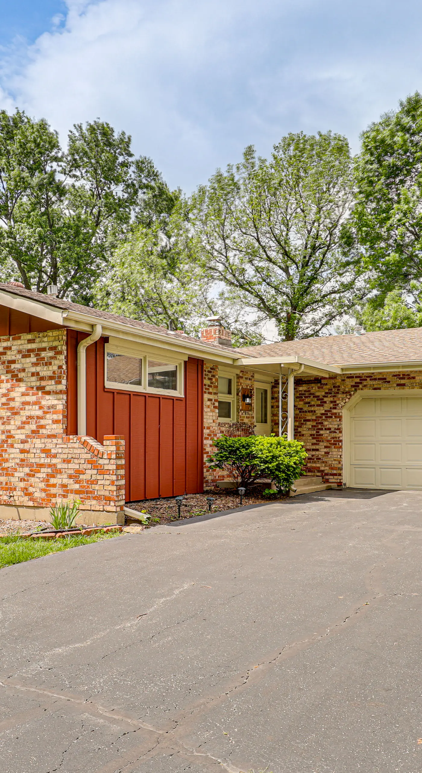 Fenced Yard & Patio! Shawnee Getaway 2 Mi to Dtwn