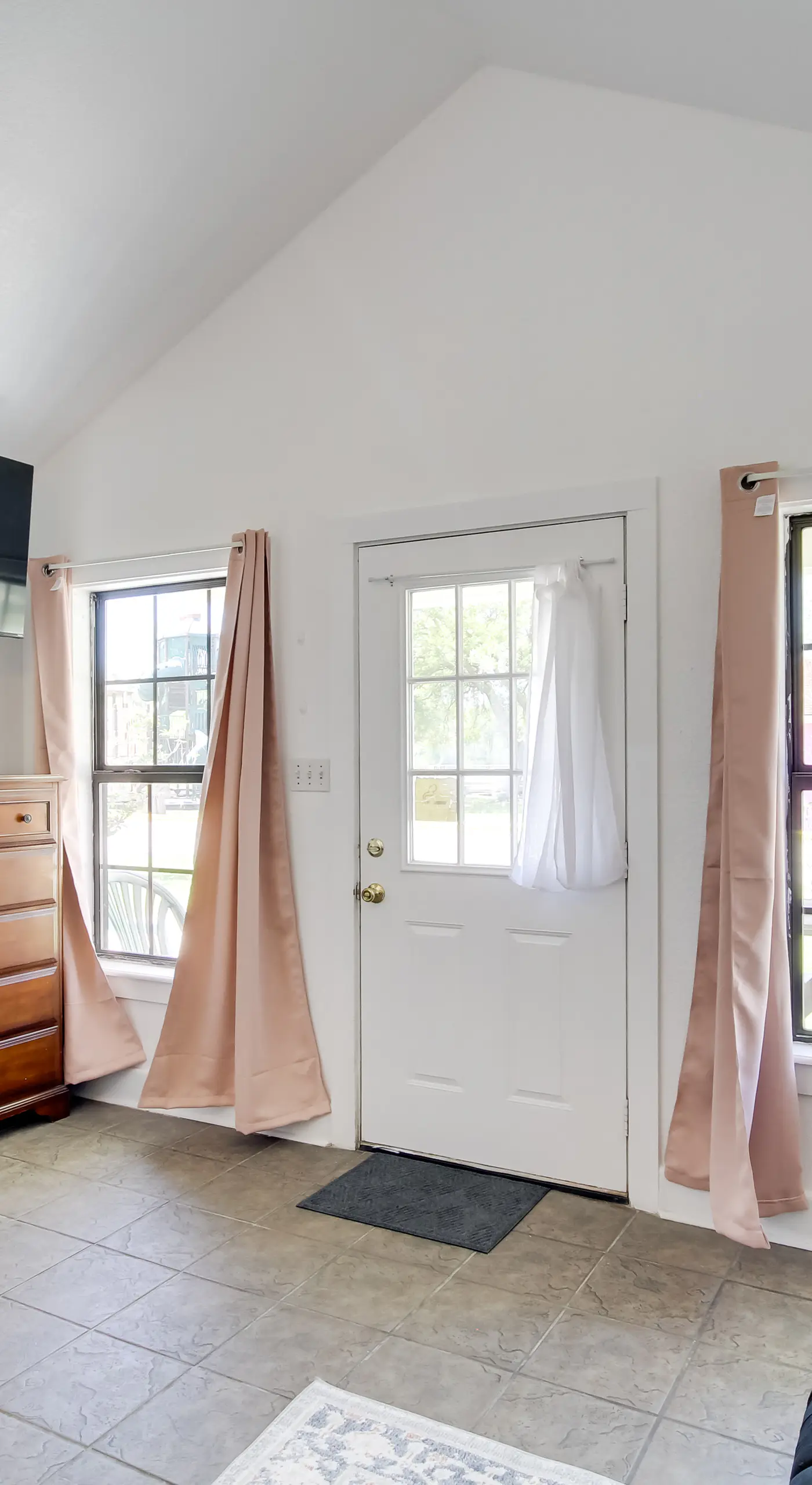 Charming Biloxi Studio w/ Community Pool & Lake!