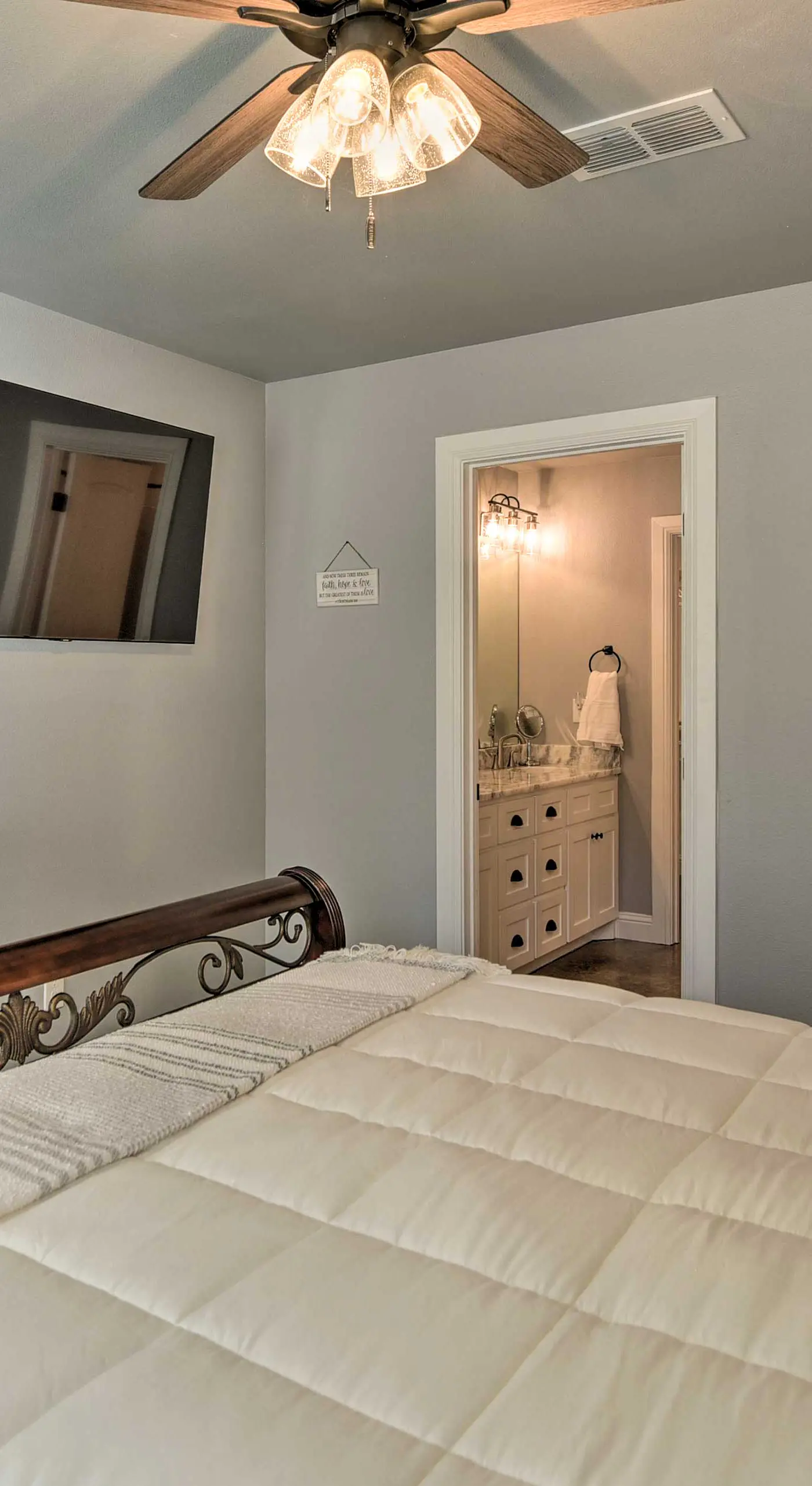 Hot Tub & Fire Pit! Cozy Granbury Escape Near Lake