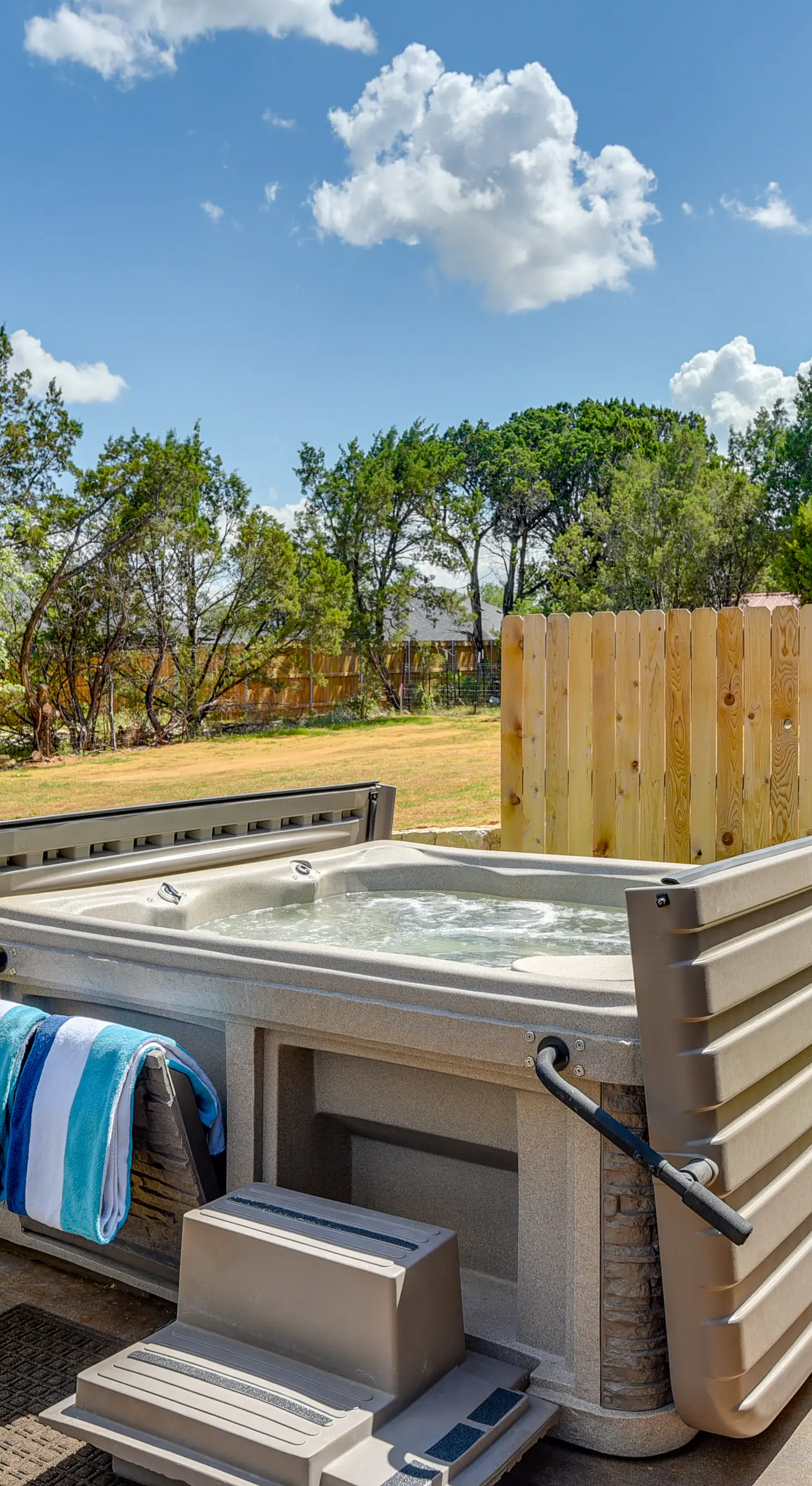 Hot Tub & Fire Pit! Cozy Granbury Escape Near Lake
