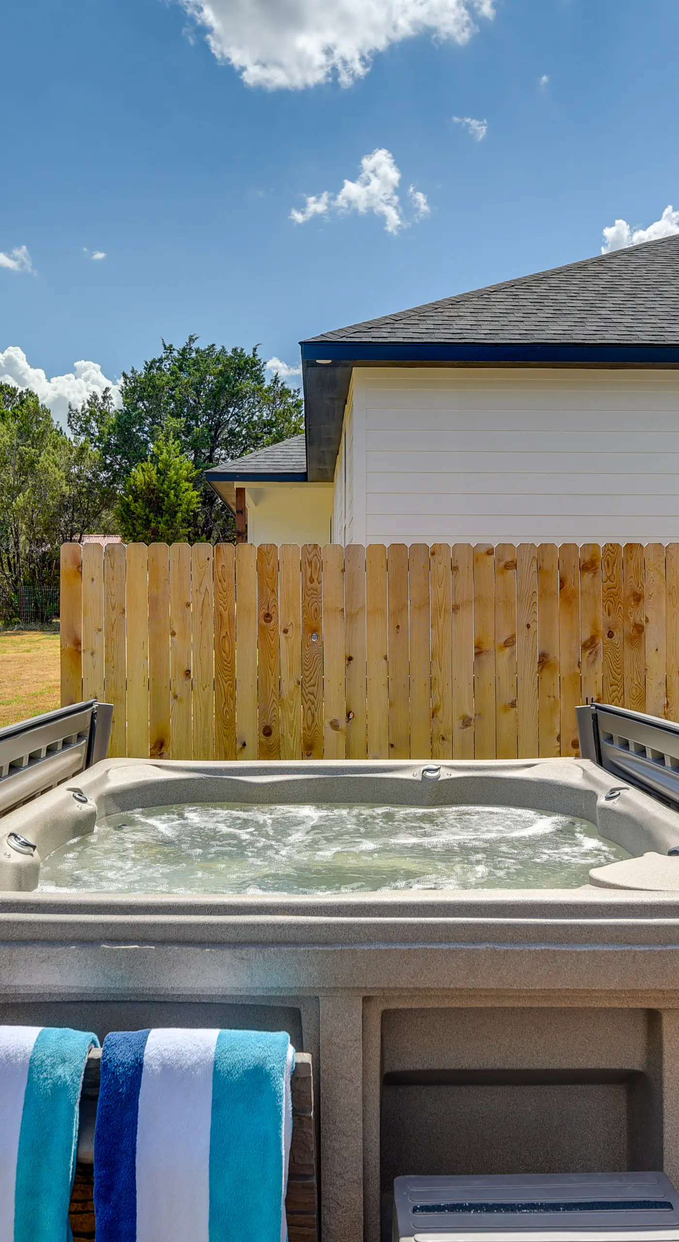 Hot Tub & Fire Pit! Cozy Granbury Escape Near Lake
