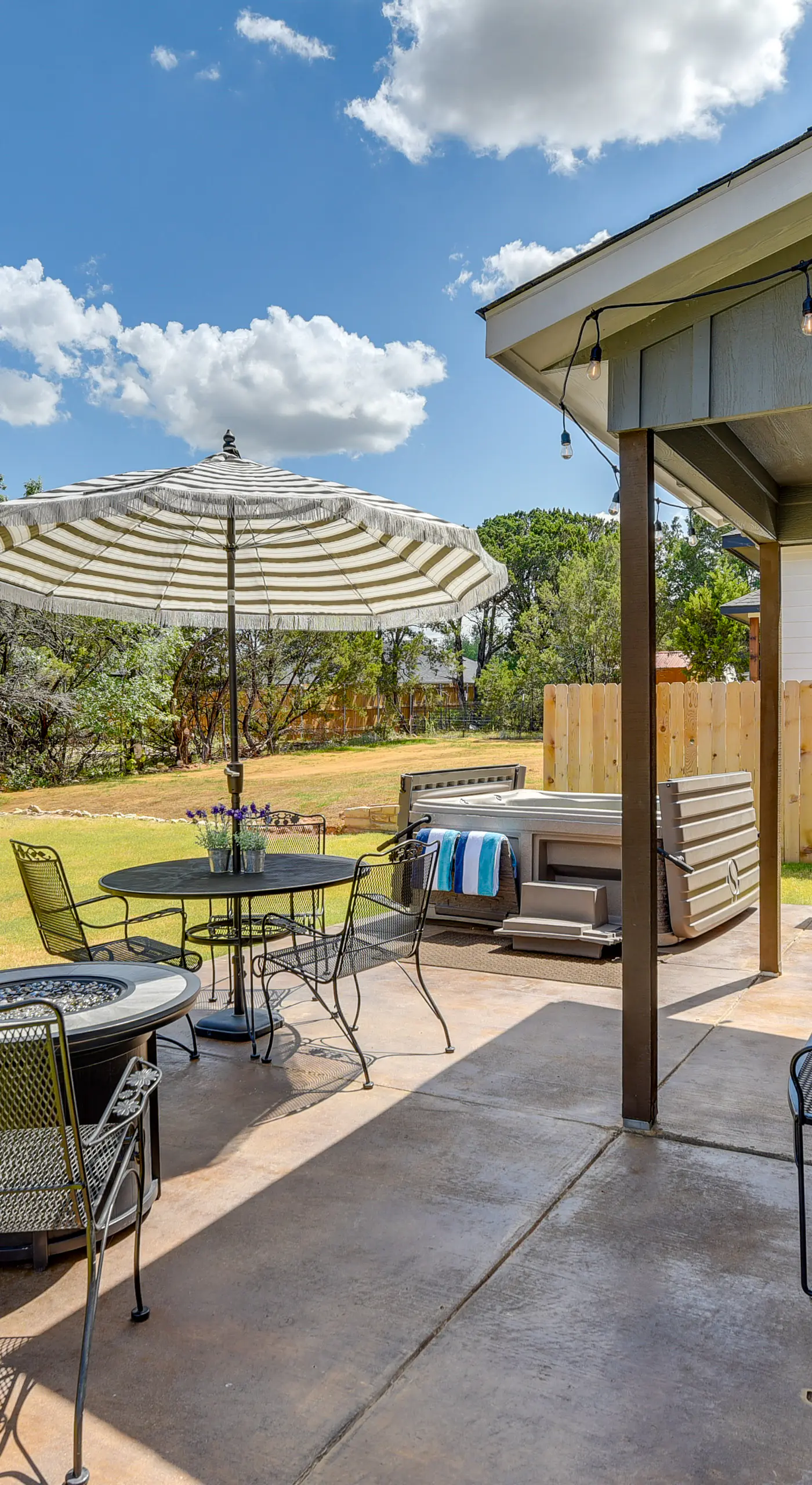 Hot Tub & Fire Pit! Cozy Granbury Escape Near Lake