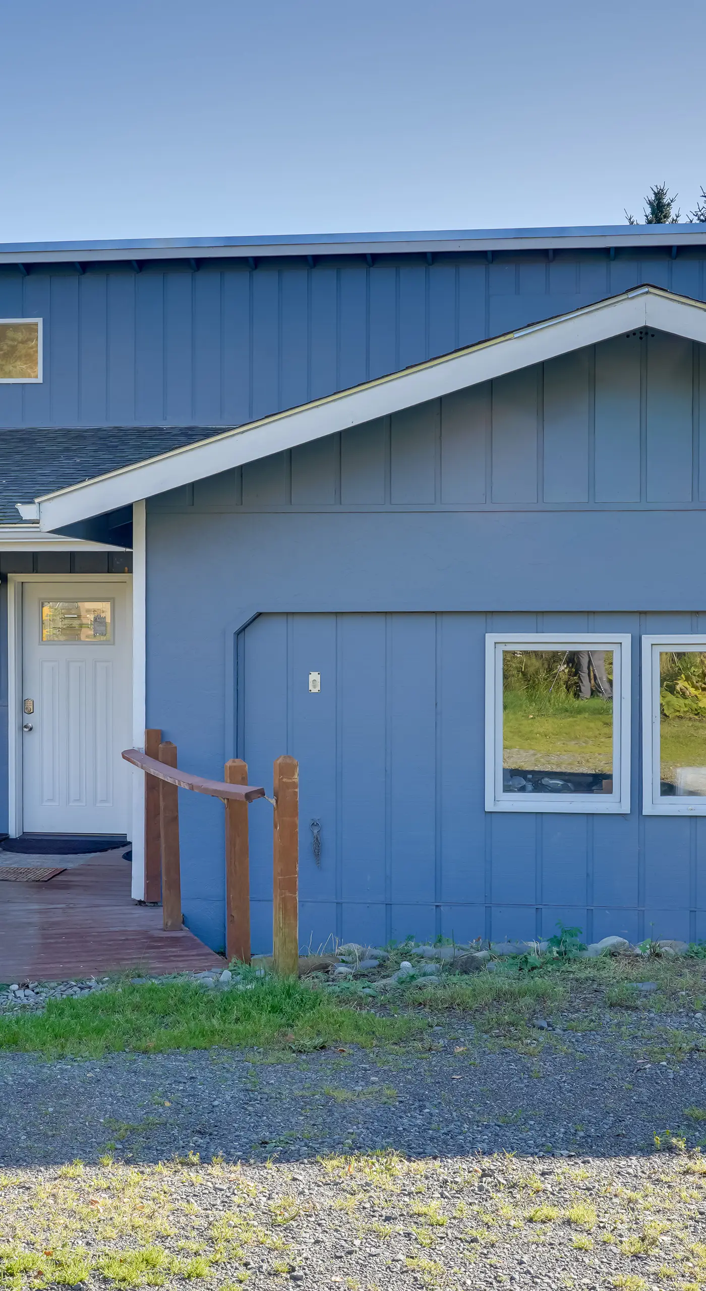 2 Mi to Bishop’s Beach: Mtn-View Escape w/ Deck