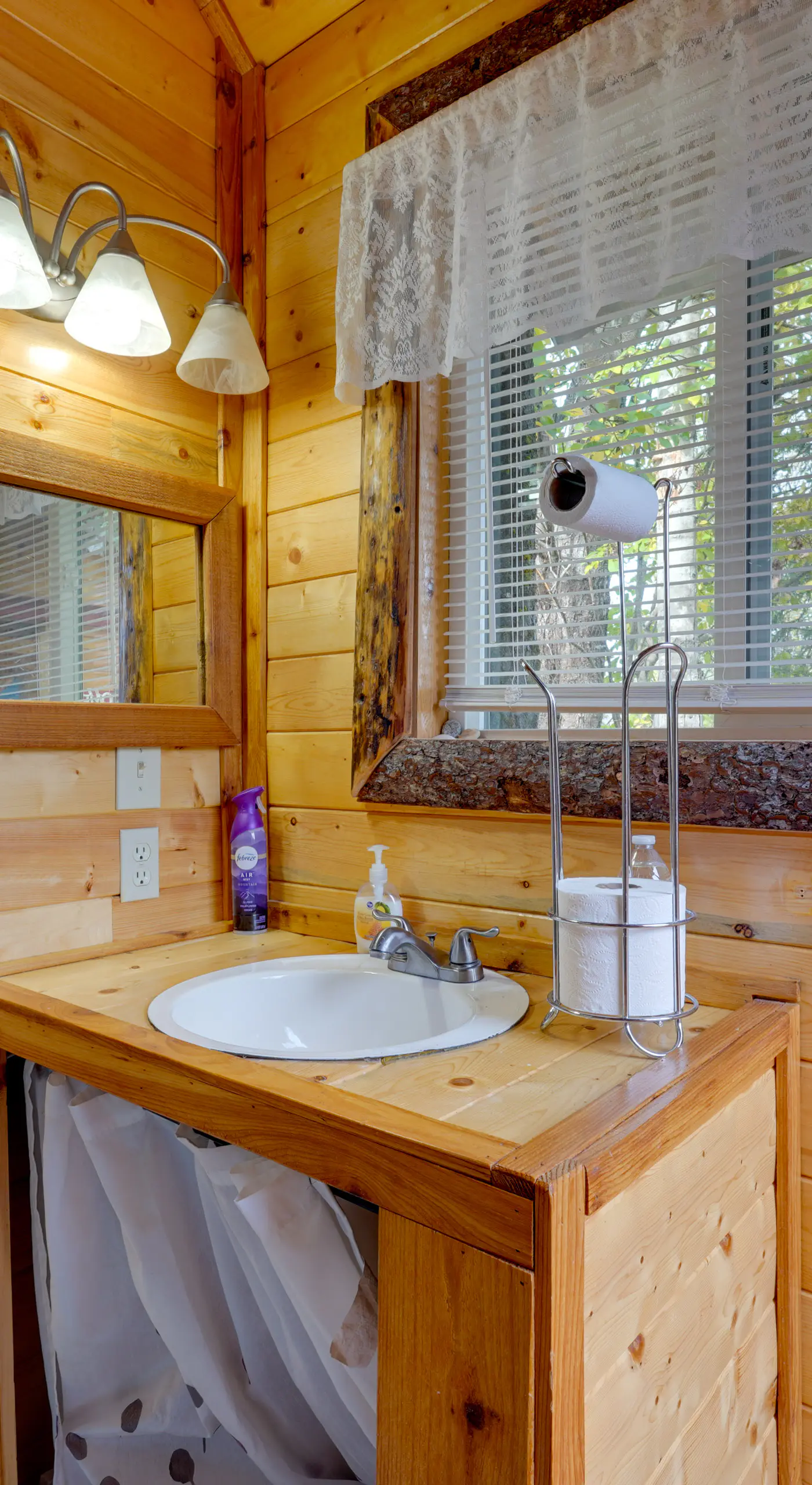 Lakefront Bliss! Ultimate Soldotna Retreat w/ Deck