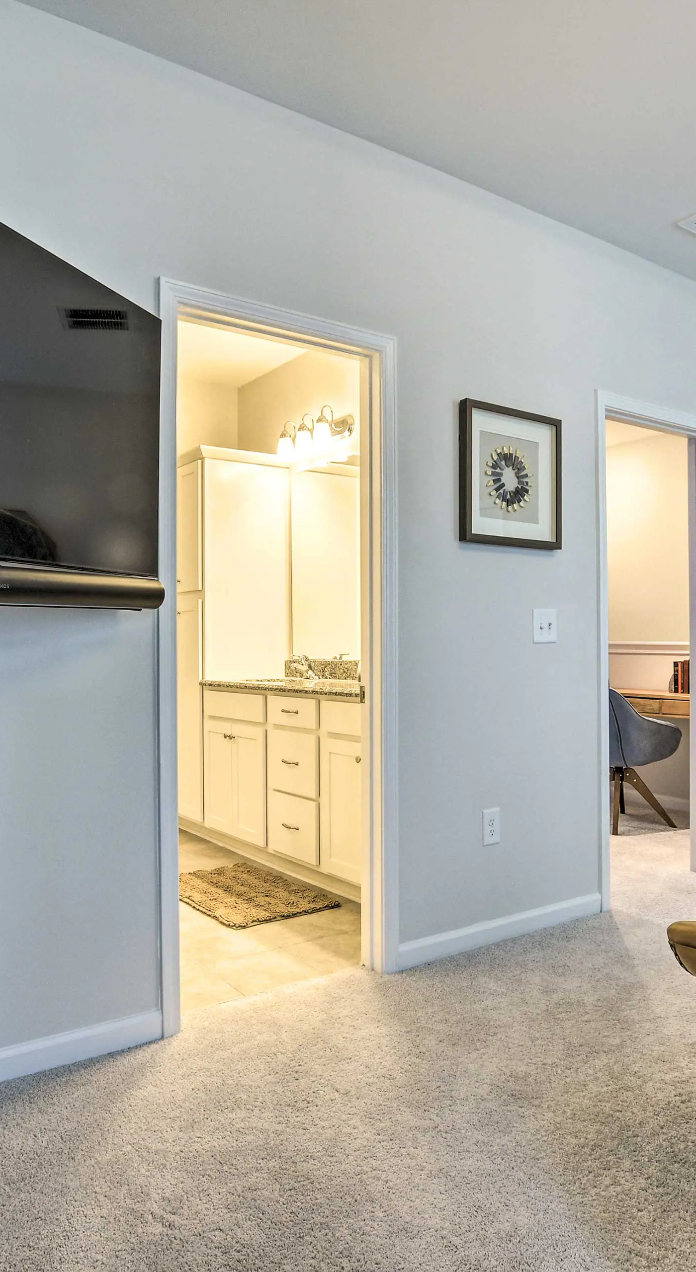 Tasteful Durham Townhome - 6 Mi to Downtown!