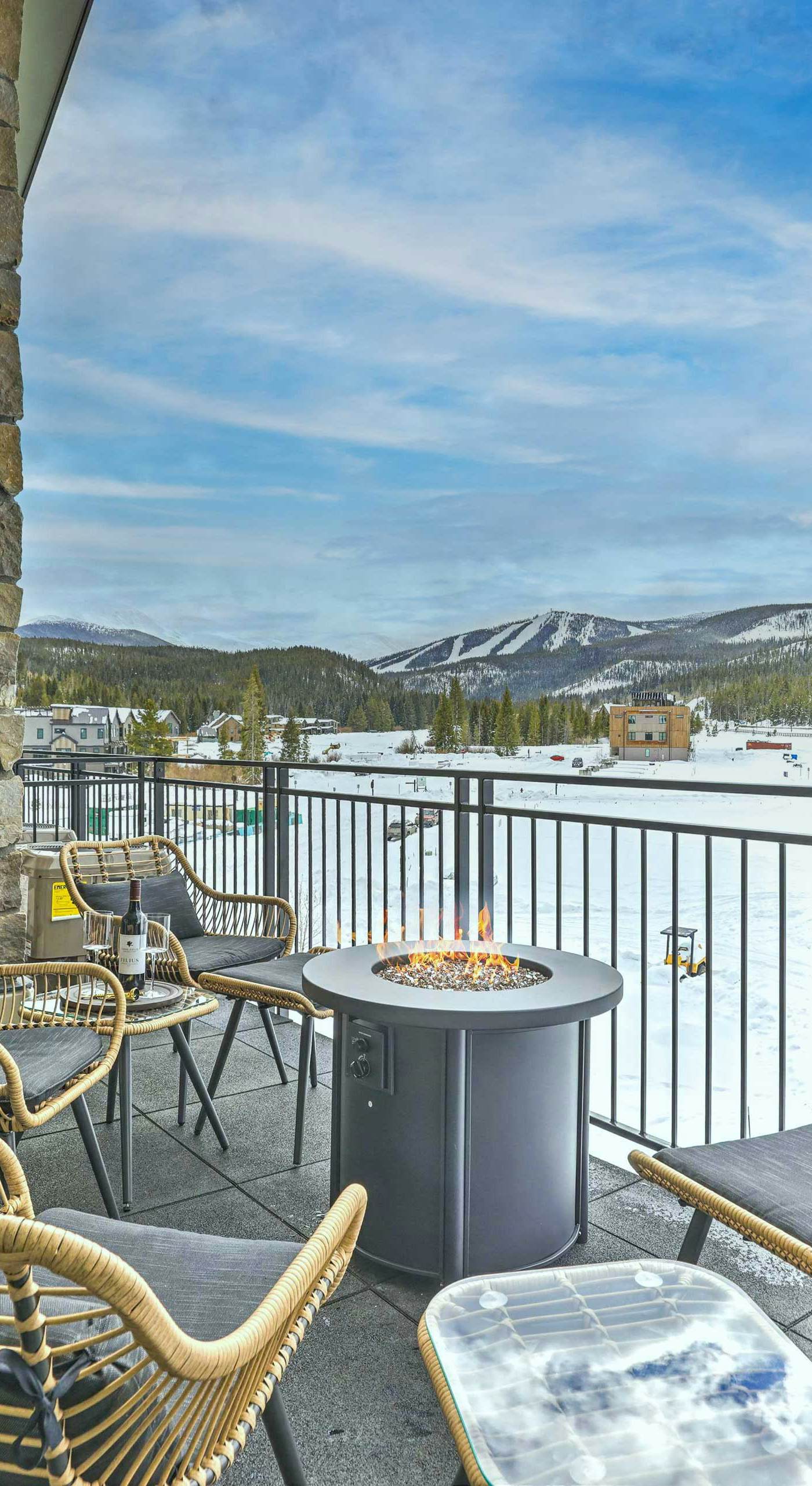 Condo w/ Mountain Views in Heart of Downtown!