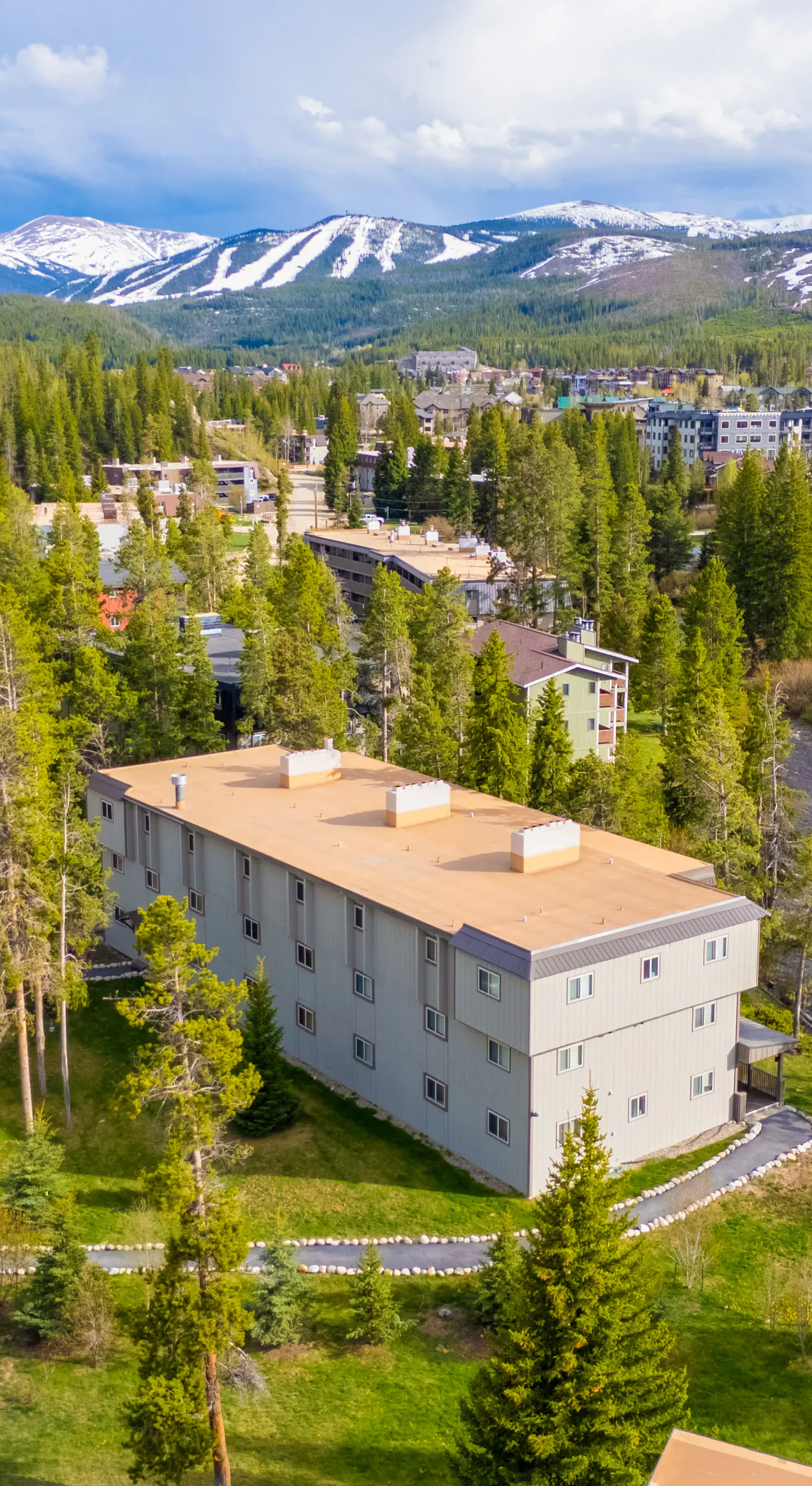 Pool & 3 Hot Tubs: Winter Park Condo on Bus Line