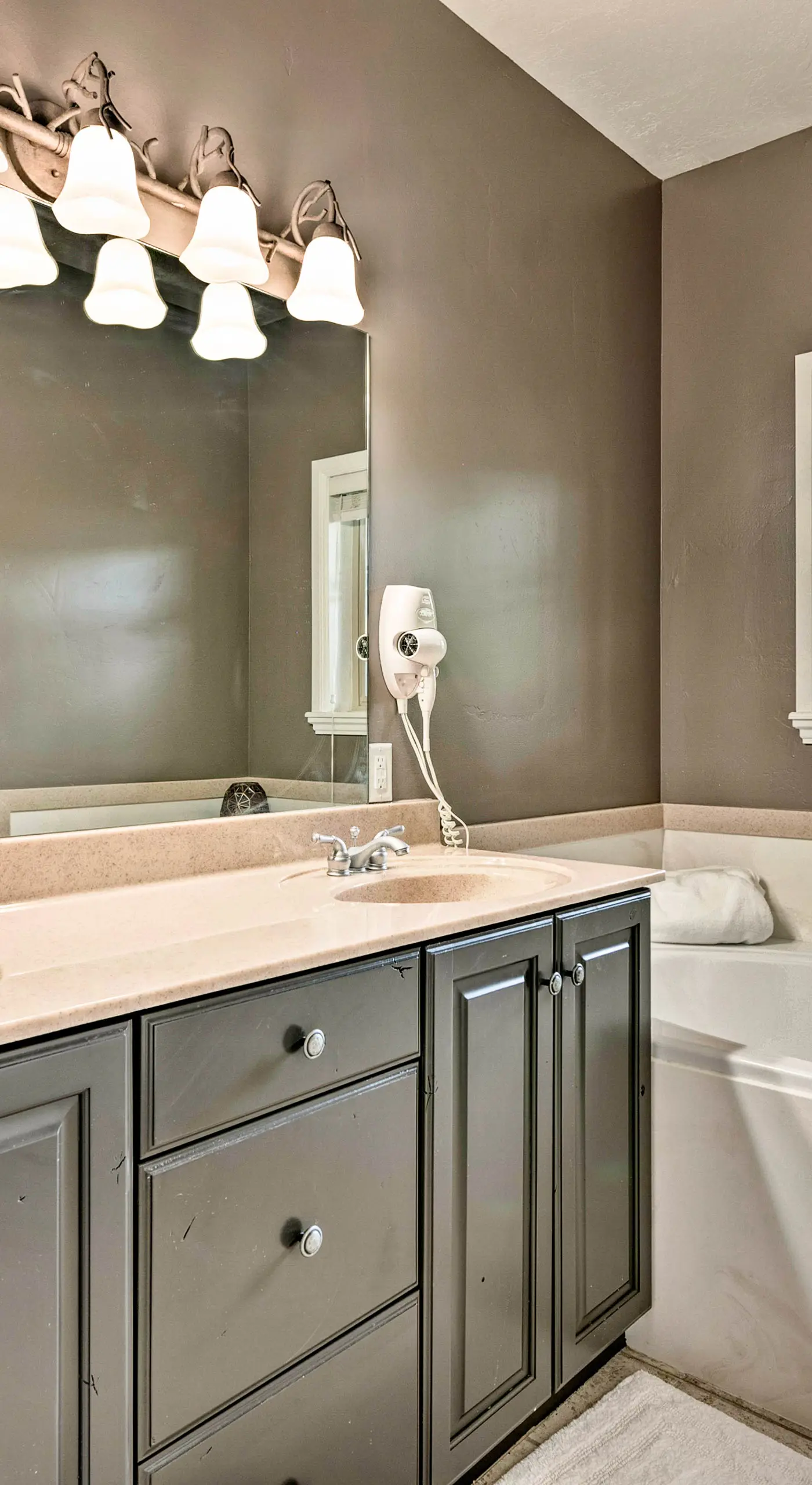 Renovated Condo 8 Miles to Snowbasin Ski Resort!