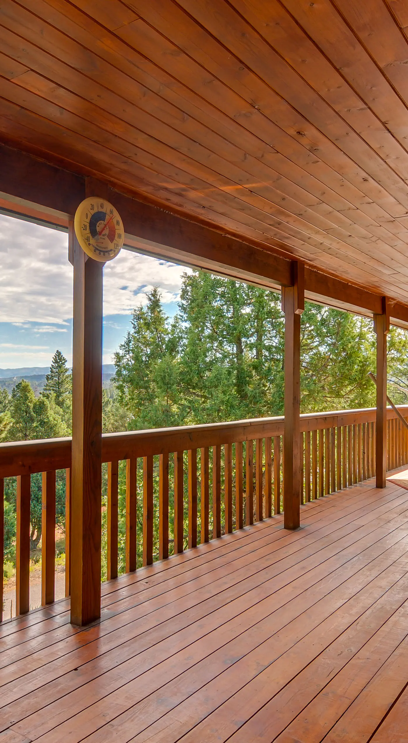 Alton Cabin w/ Deck ~ 2 Mi to Dixie Nat'l Forest!