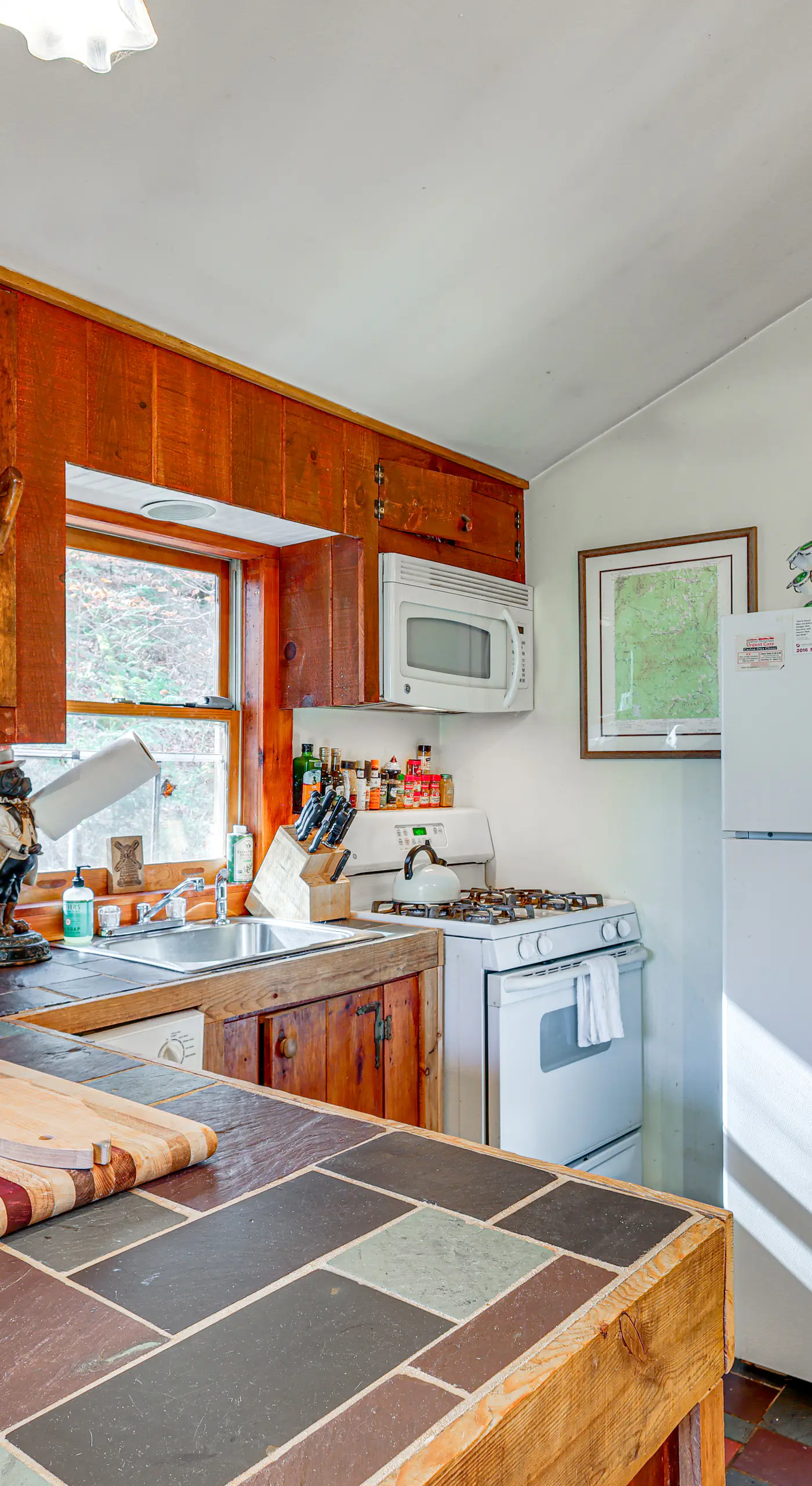 4 Mi to Stratton Mountain Resort! Cabin w/ Hot Tub