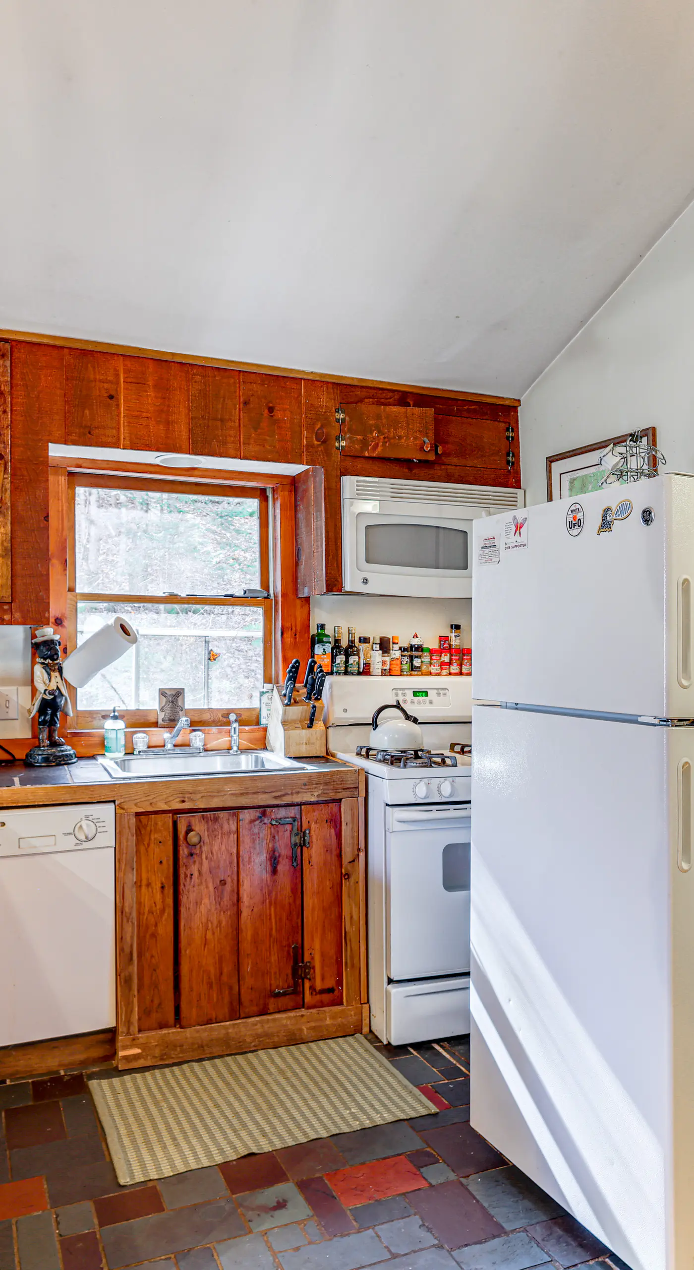 4 Mi to Stratton Mountain Resort! Cabin w/ Hot Tub
