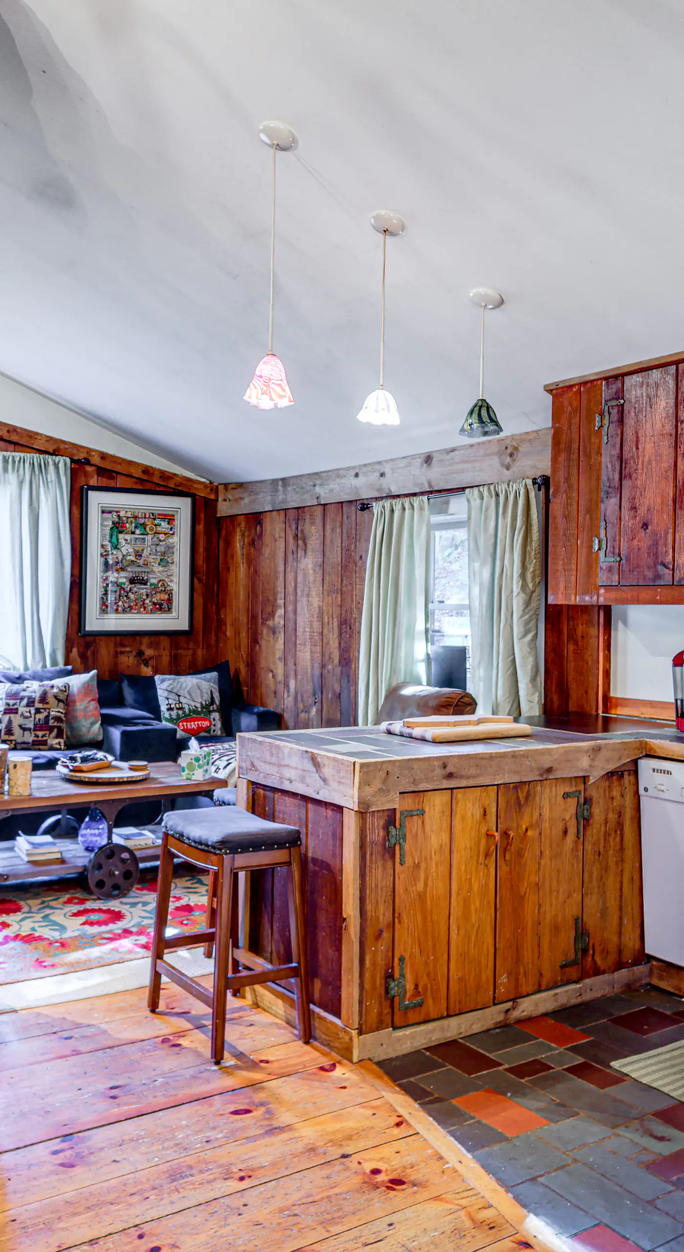 4 Mi to Stratton Mountain Resort! Cabin w/ Hot Tub