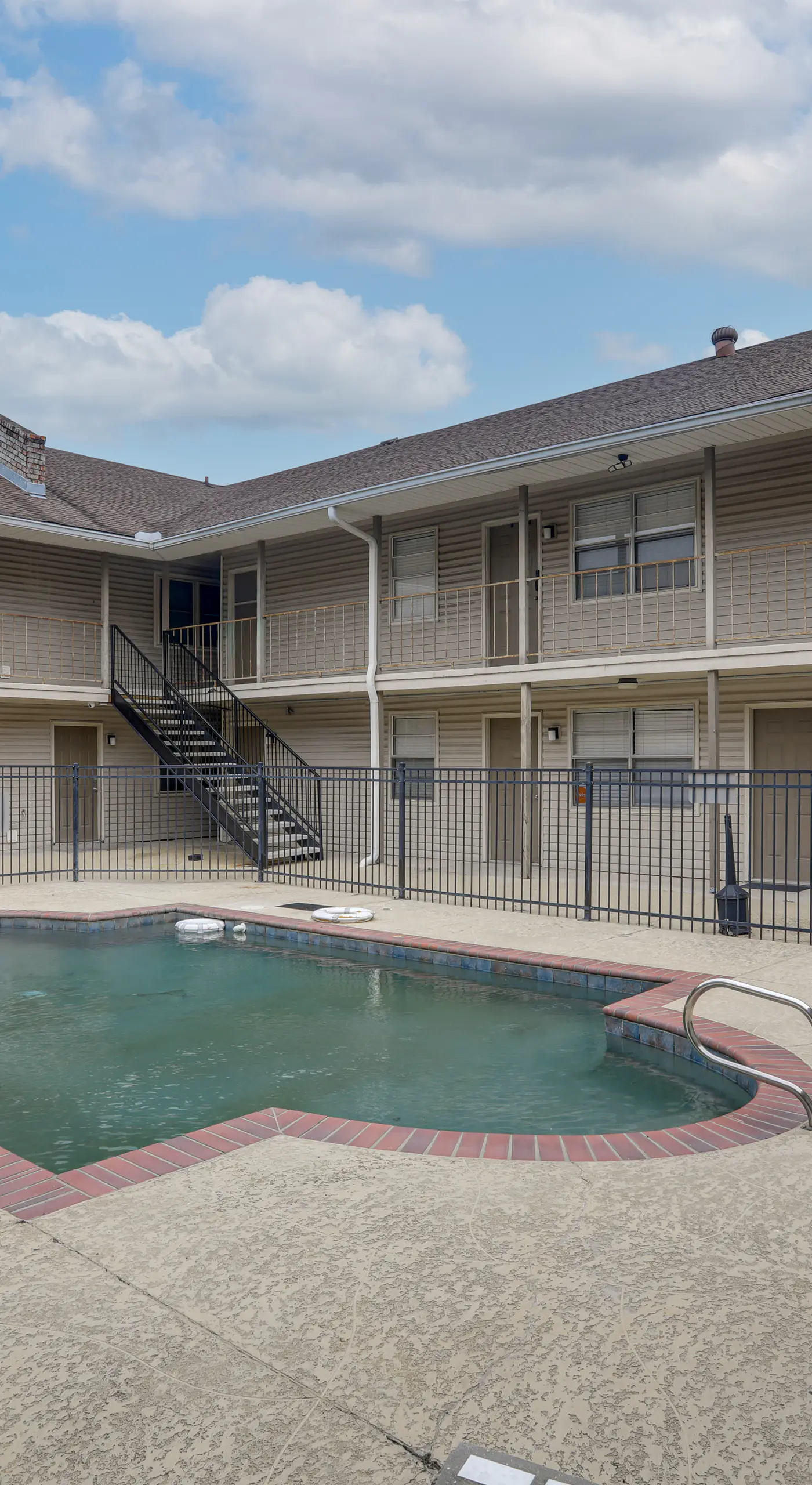Walk to LSU Campus & Bars! Condo w/ Community Pool